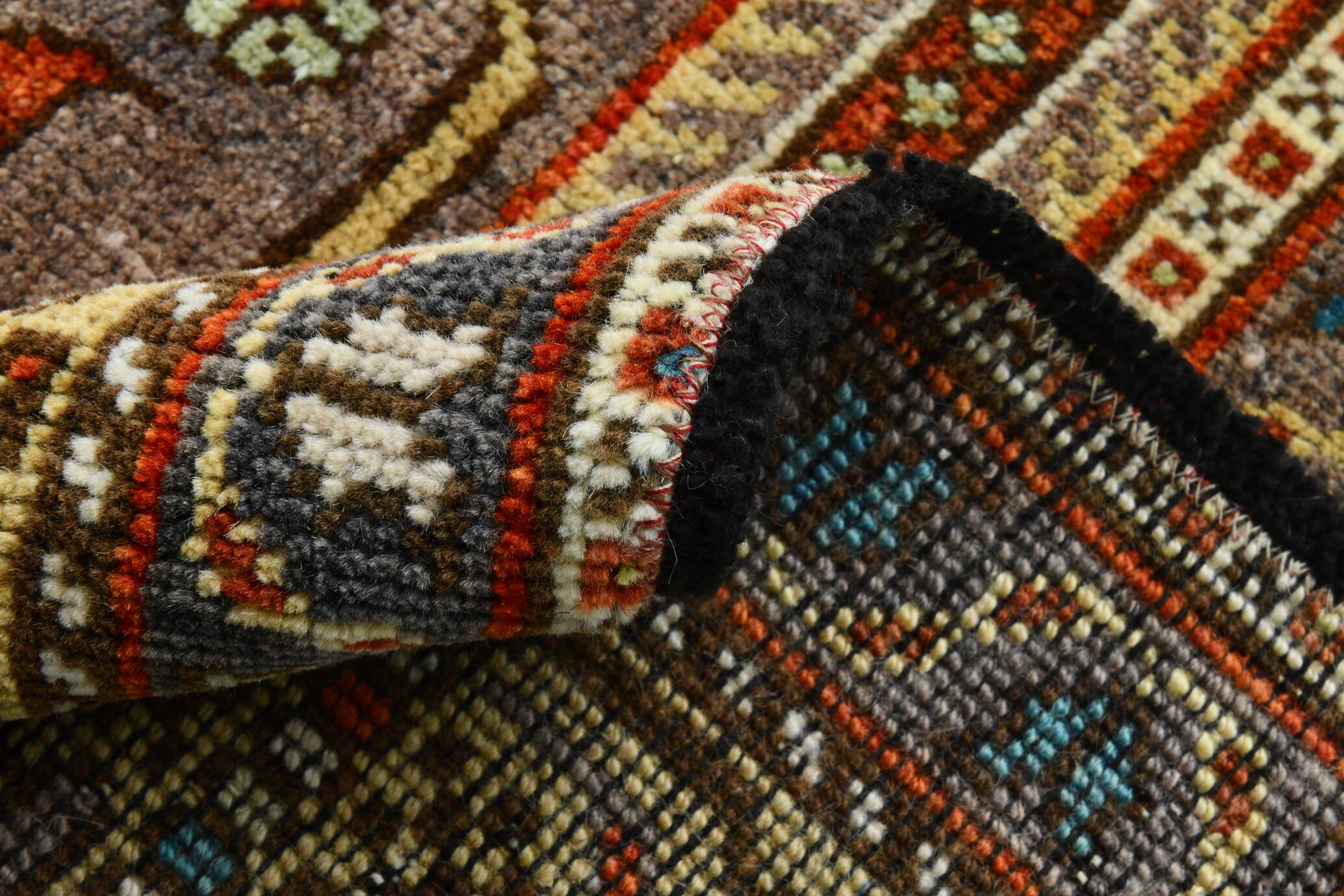 Tapis persan à motif oriental rouge et gris