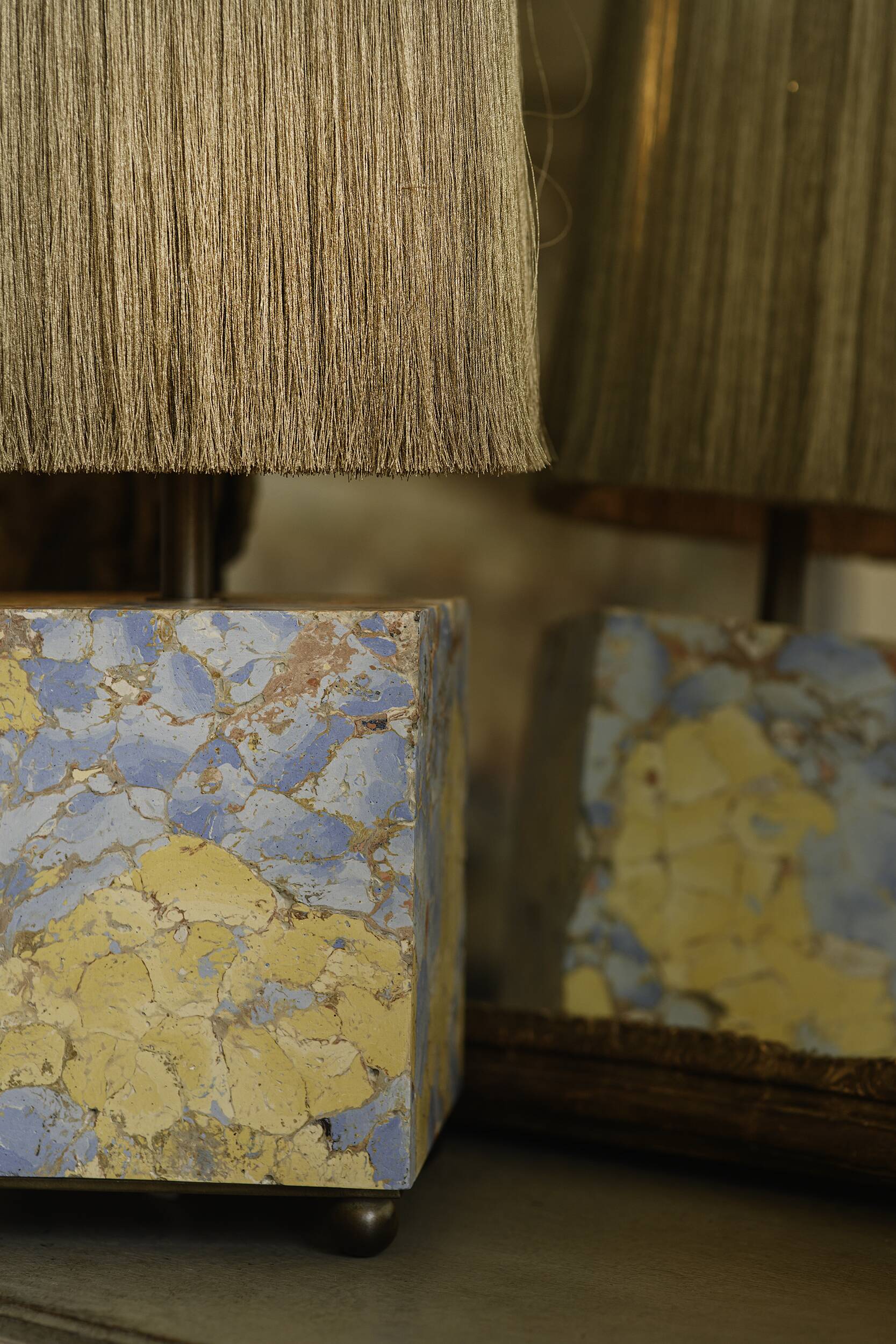 Base stuck blue beige marble-plaster, fringed lampshade Houles, 21st century.