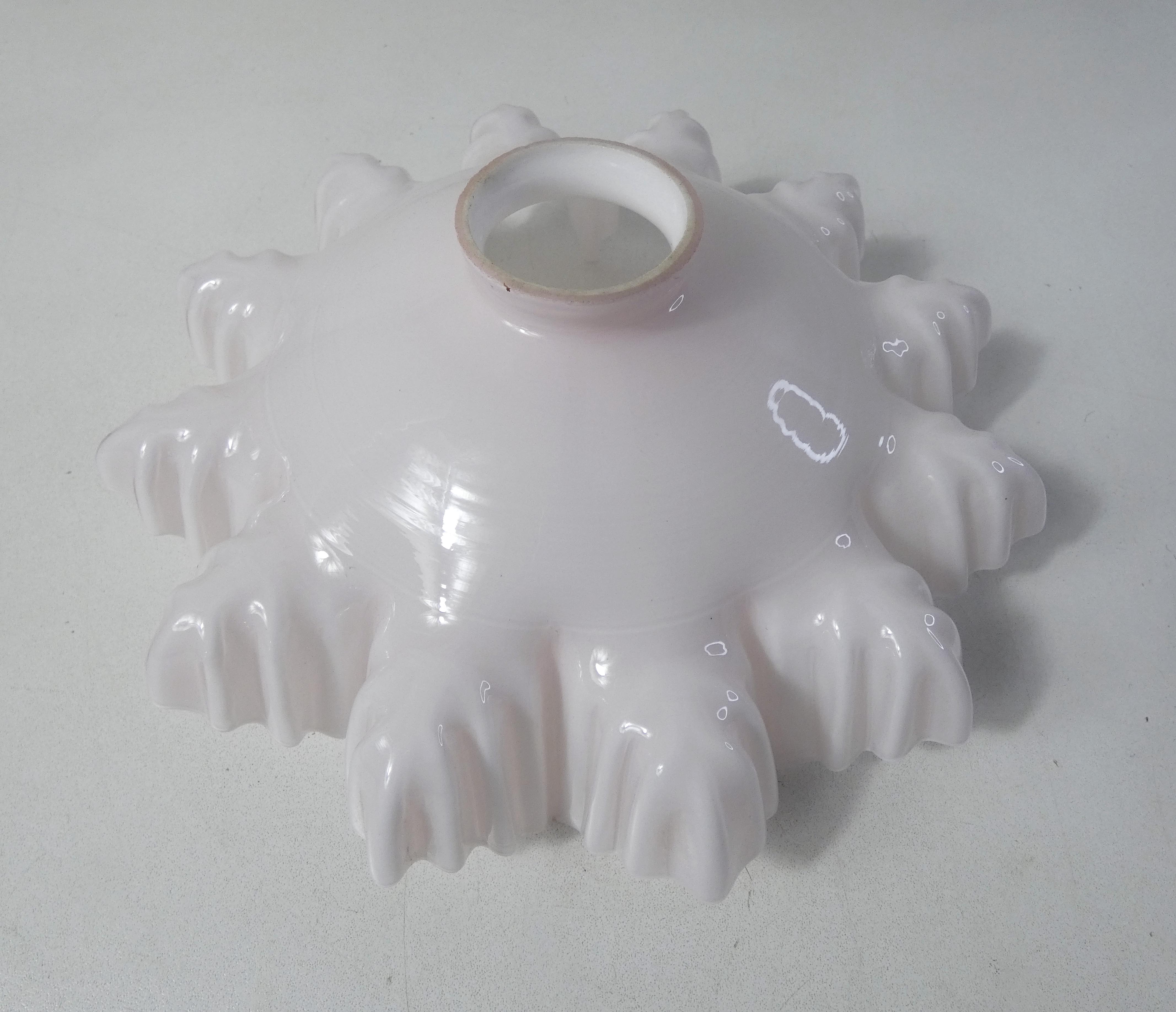 Abat jour en opaline rose poudré art déco