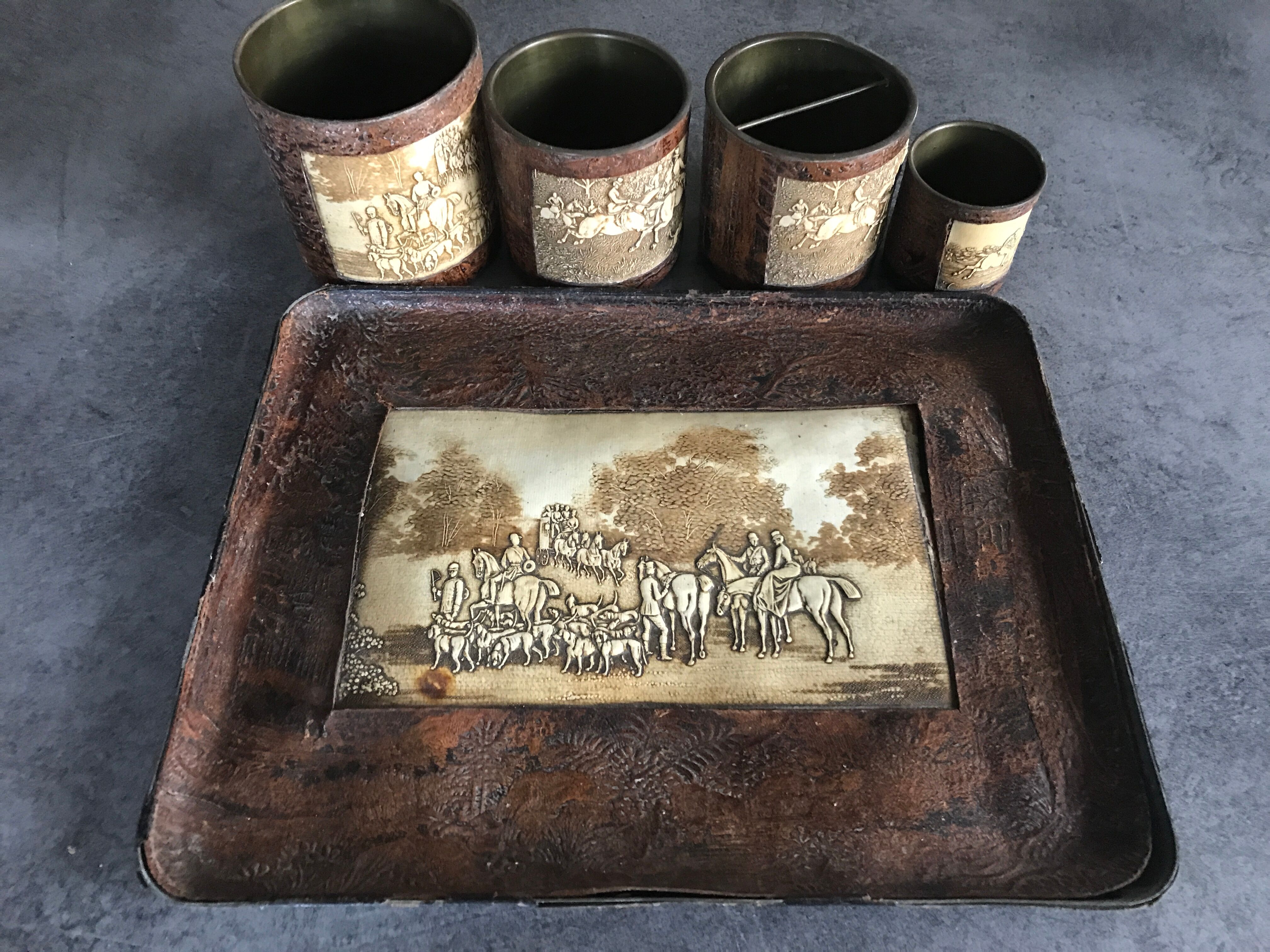 Nécessaire de bureau ancien laiton et cuir, 1 plateau avec 4 pots décor chasse à courre