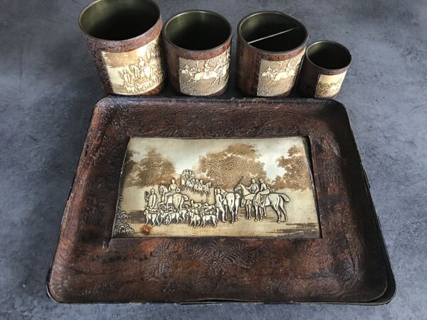 Nécessaire de bureau ancien laiton et cuir, 1 plateau avec 4 pots décor chasse à courre