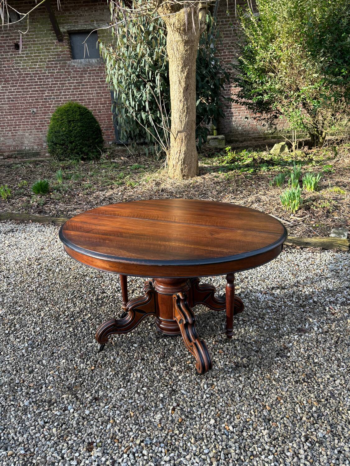 Large oval mahogany dining table from the 19th century Restoration period