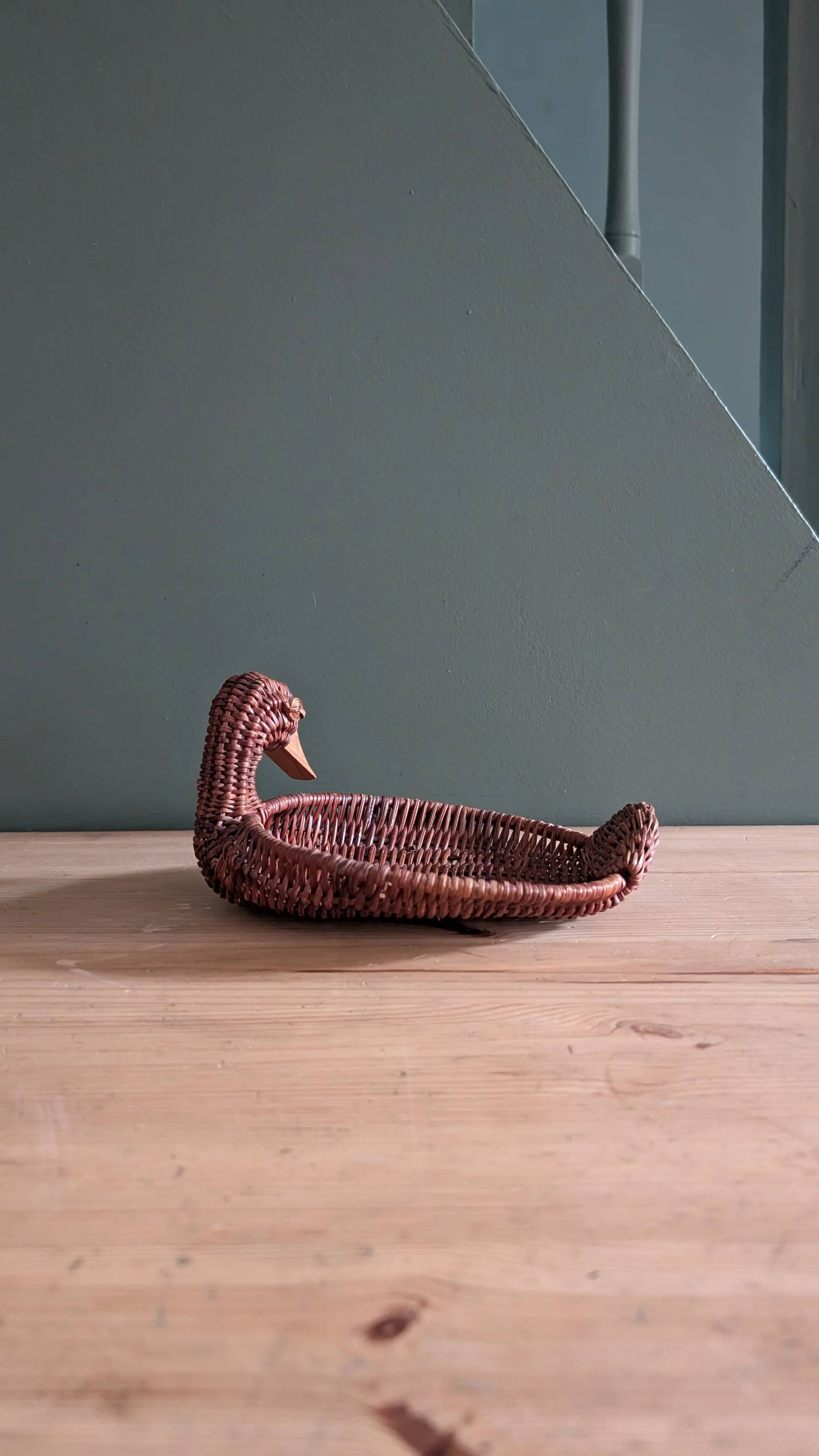 Woven wicker duck catchall