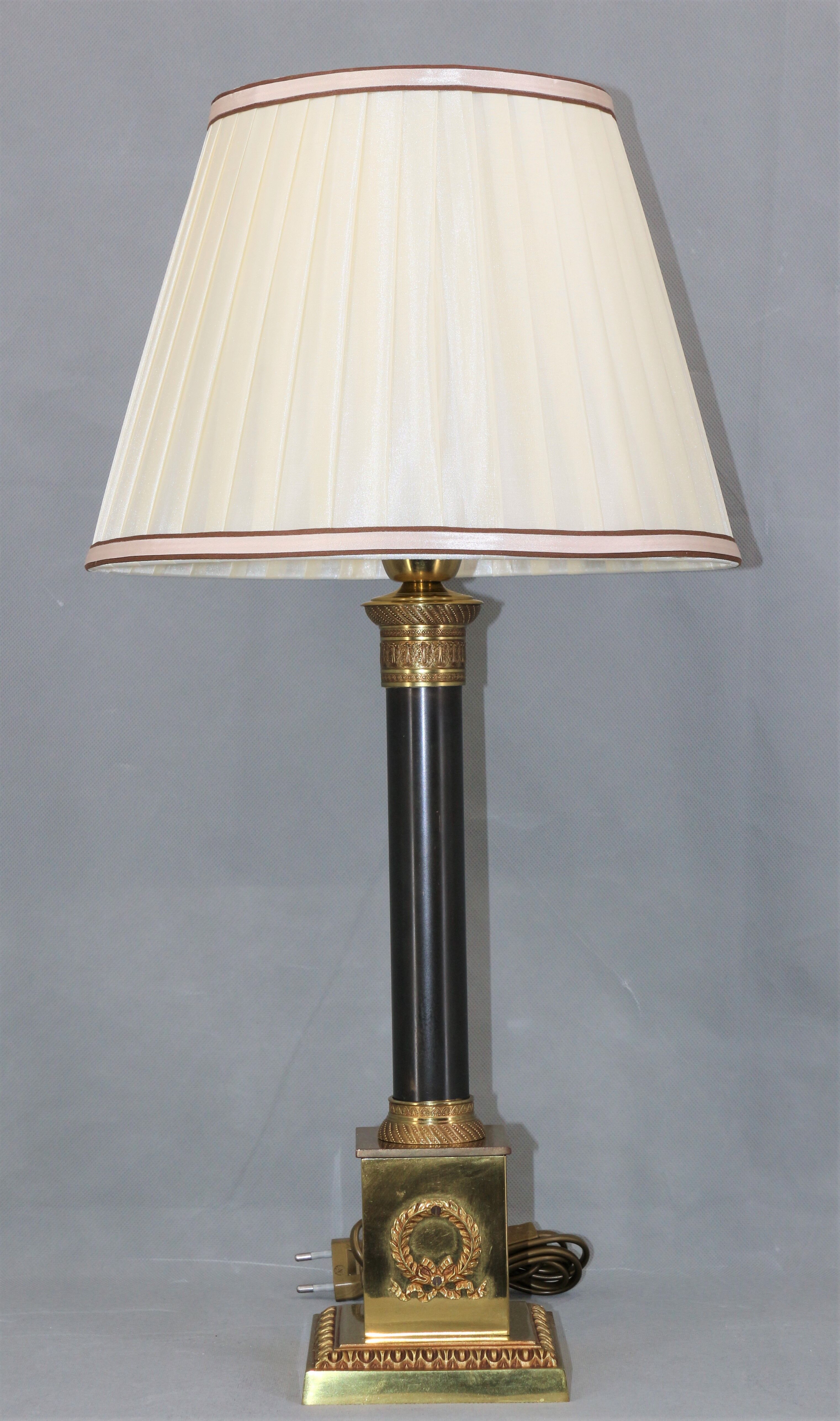 Lampe en bronze doré et patiné de style empire abat jour plissé