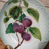 Ancienne assiette en barbotine motif prune Saint Amand Hamage