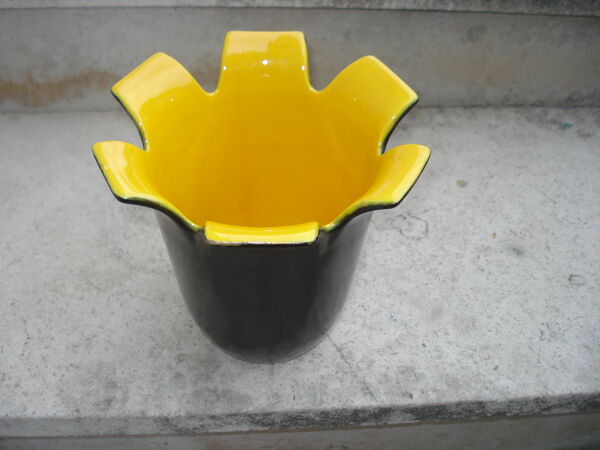 Vase ''pétales'' Saint-Clément noir et jaune  de b. létalle - 1950  vintage