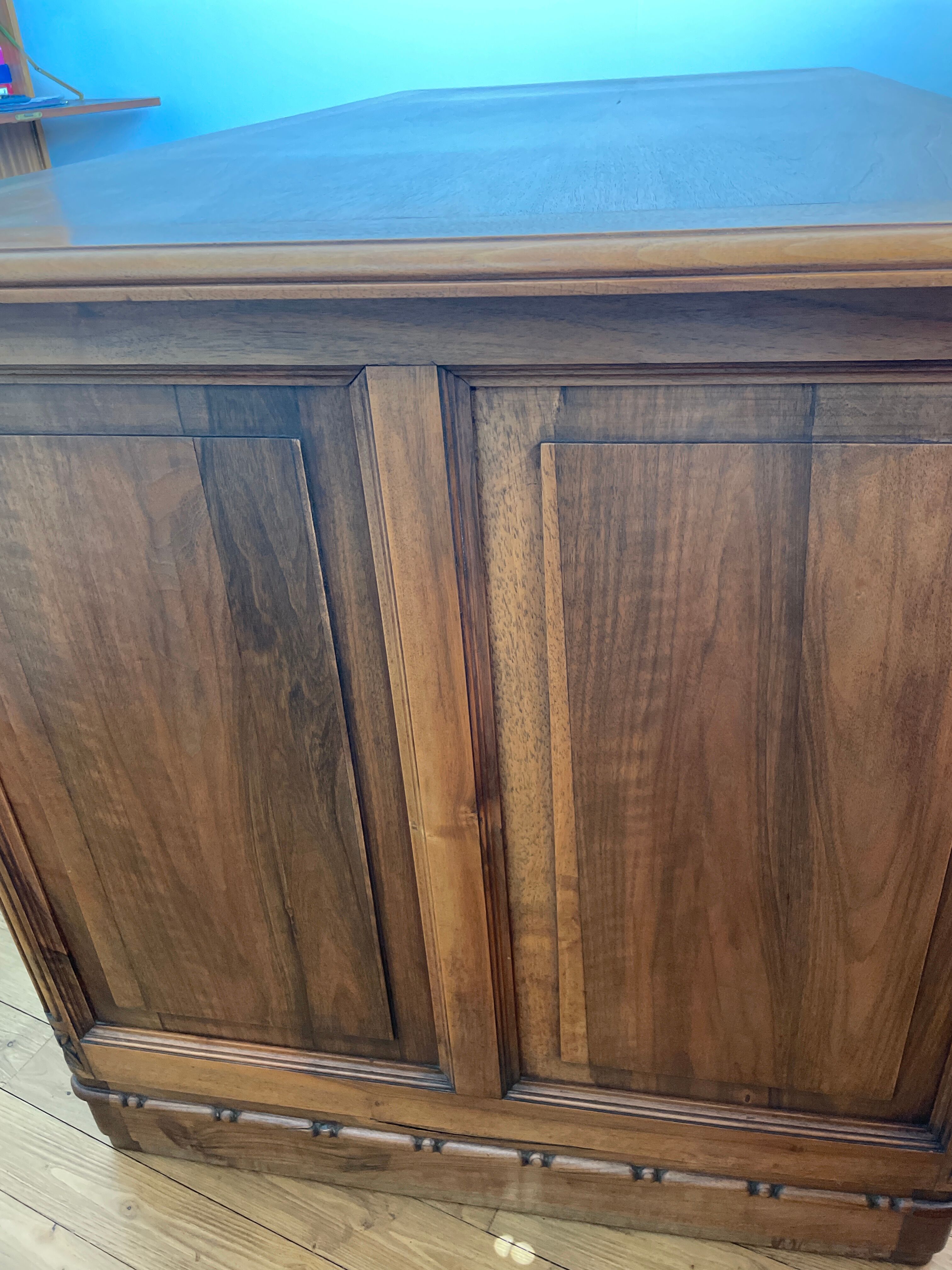 Bureau massif en noyer époque art deco