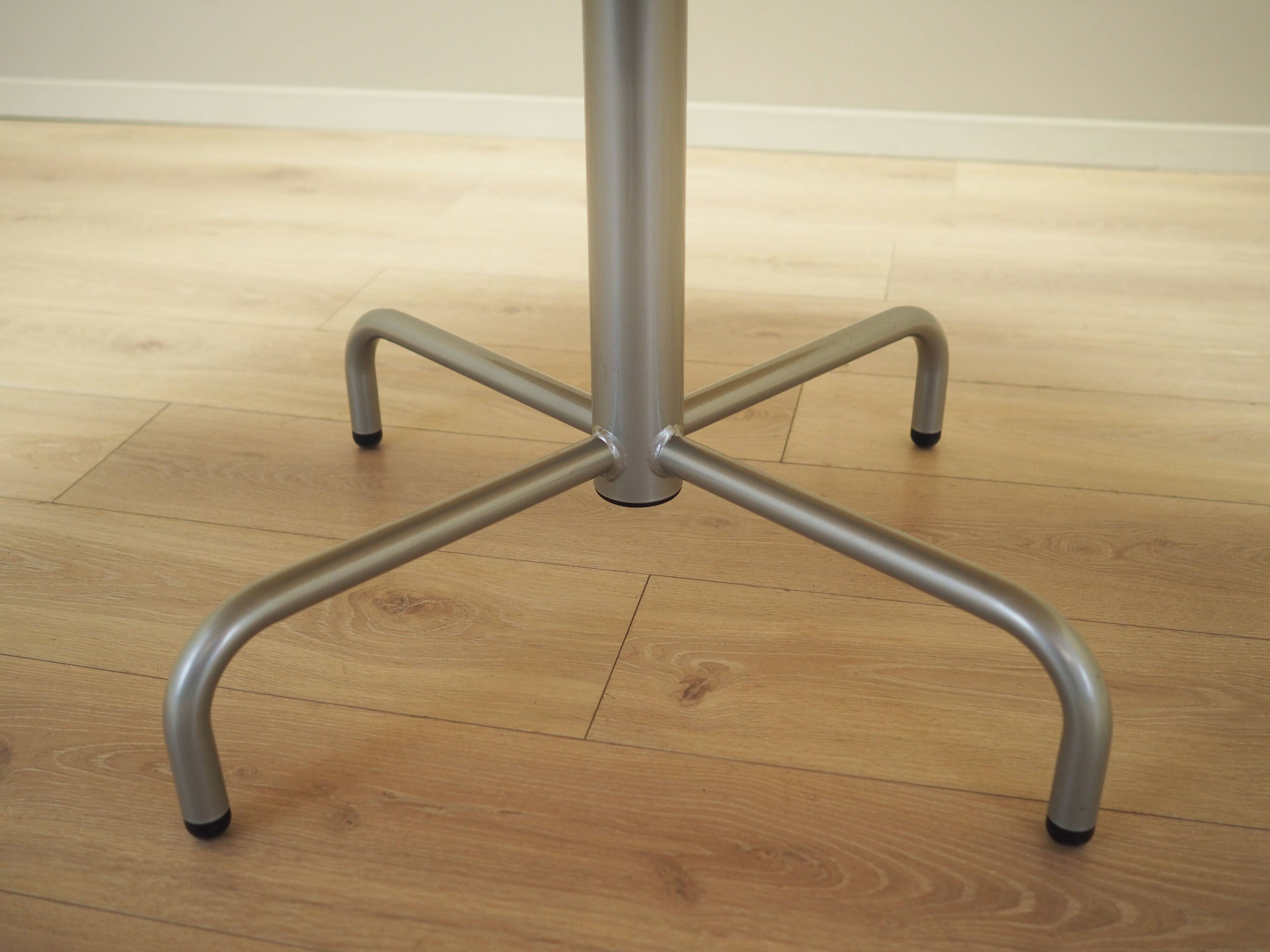 Round table, Danish design, 1990s, production: Denmark