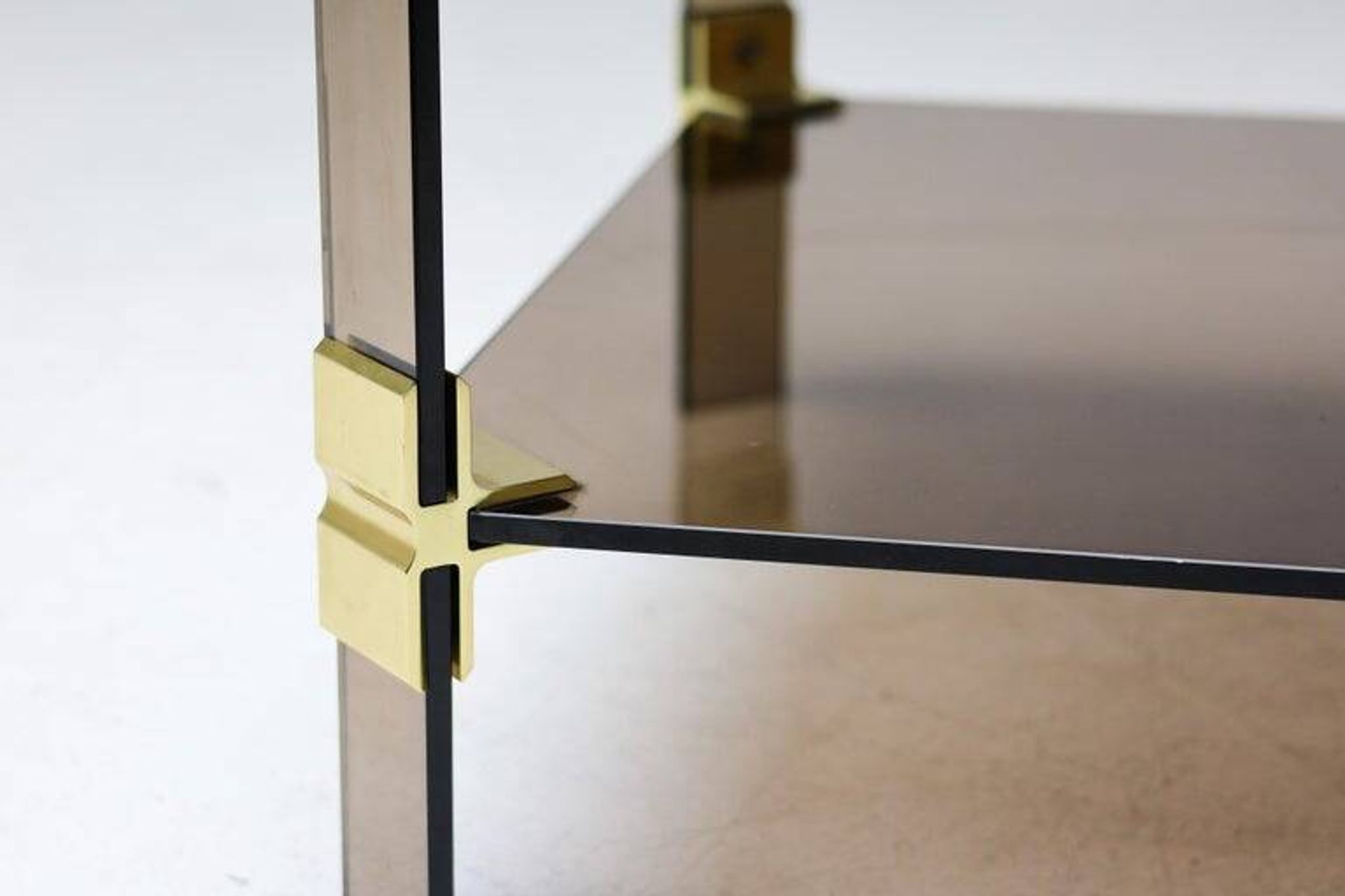 Table basse Hollywood Regency en verre fumé – Construction modulaire en laiton