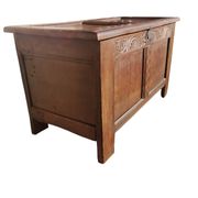 Ancient English chest / 17th century coffer
