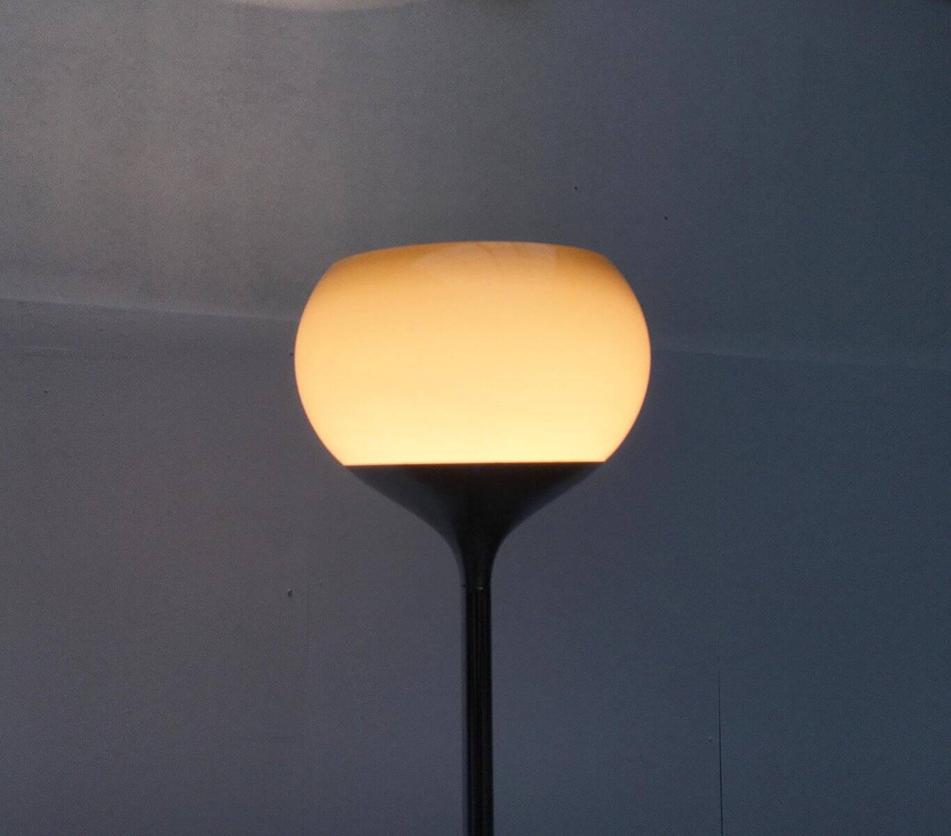 Lampe sur pied Flash de l'ère spatiale italienne du milieu du siècle par Guzzini