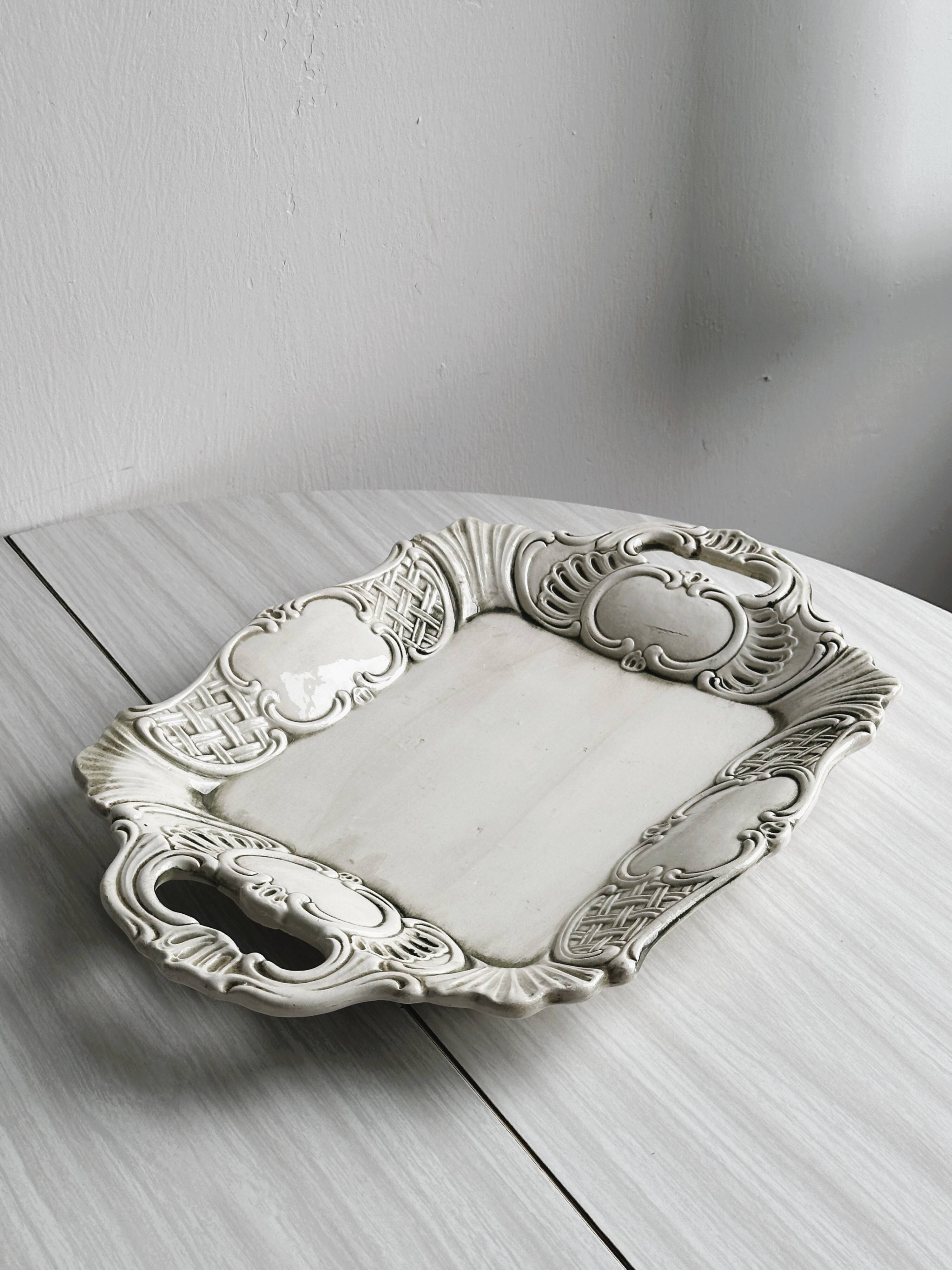 Decorative tray in sculpted white ceramic