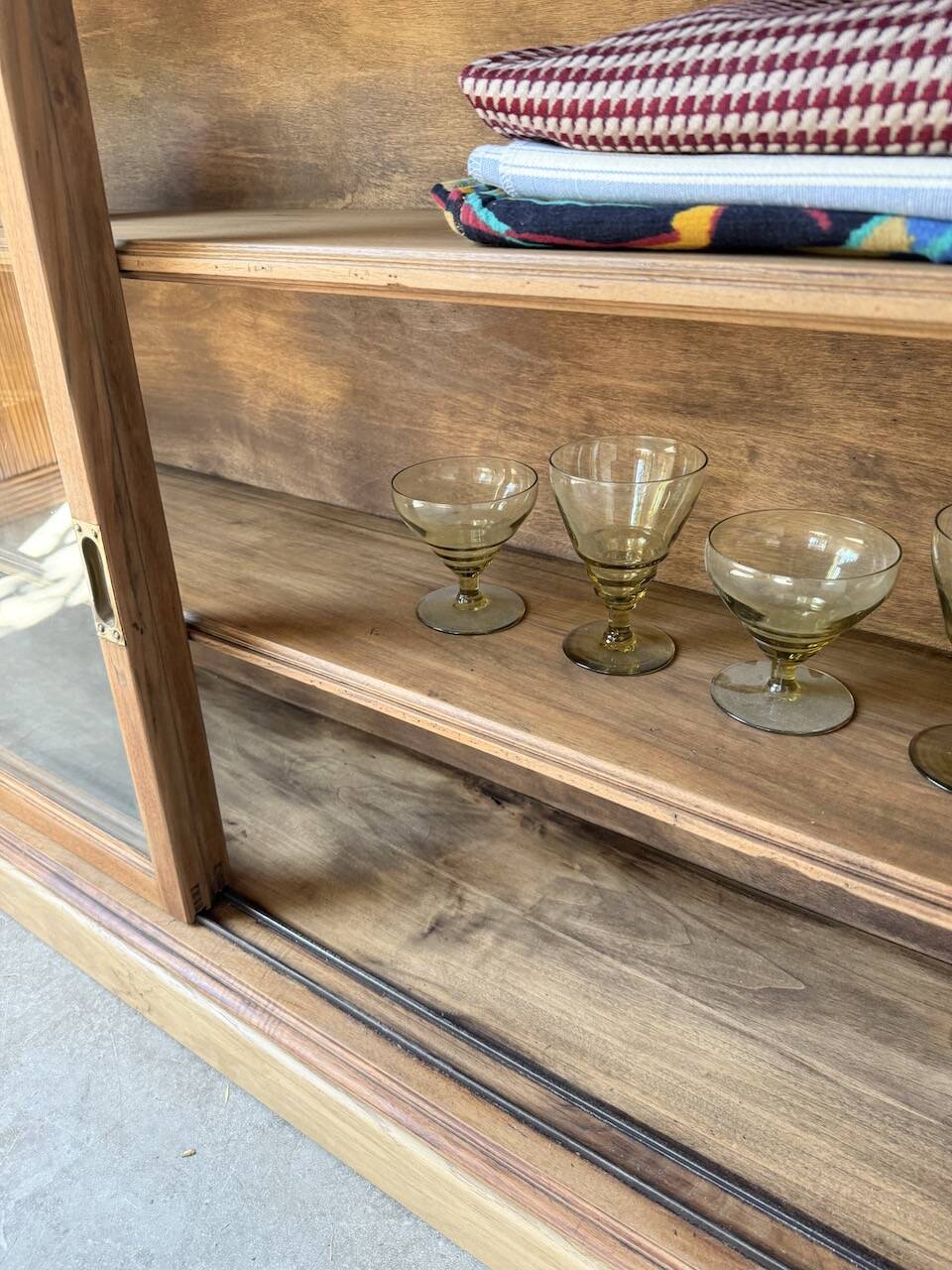 Enfilade vitrée en chêne, années 50