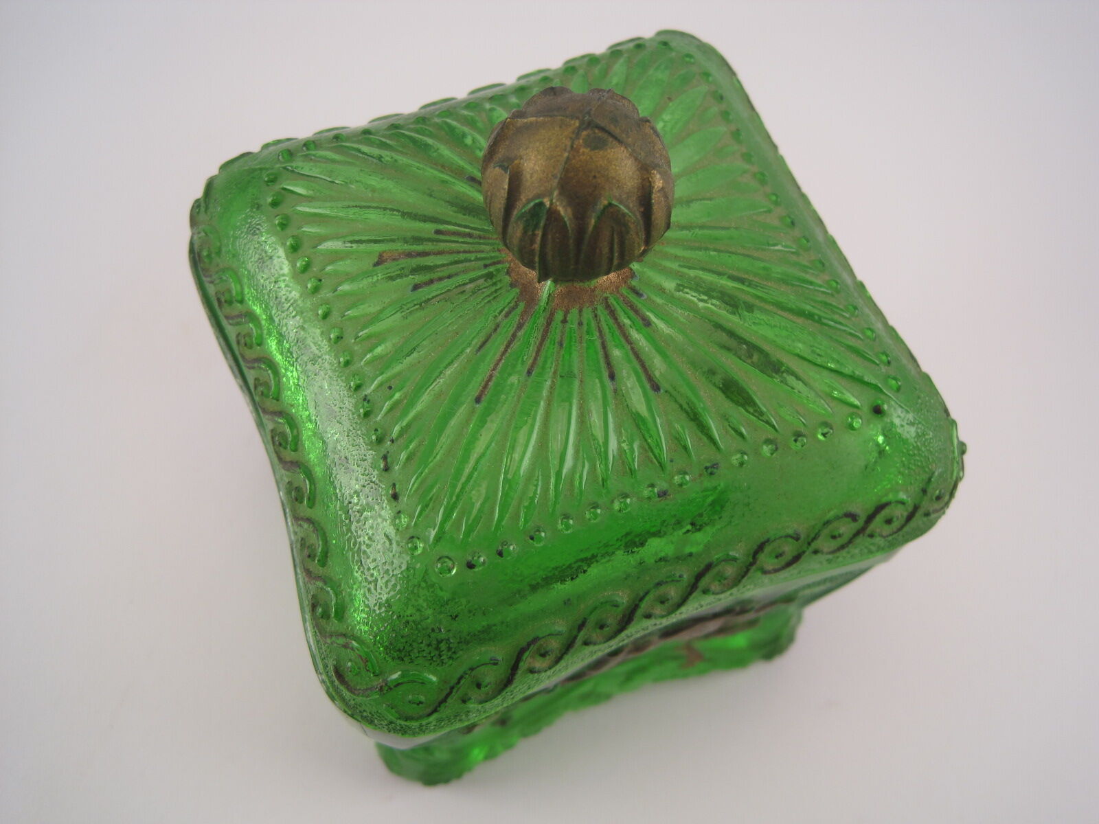 Bonbonnière verre moulé pressé vert doré Cristallerie de VALLERYSTHAL