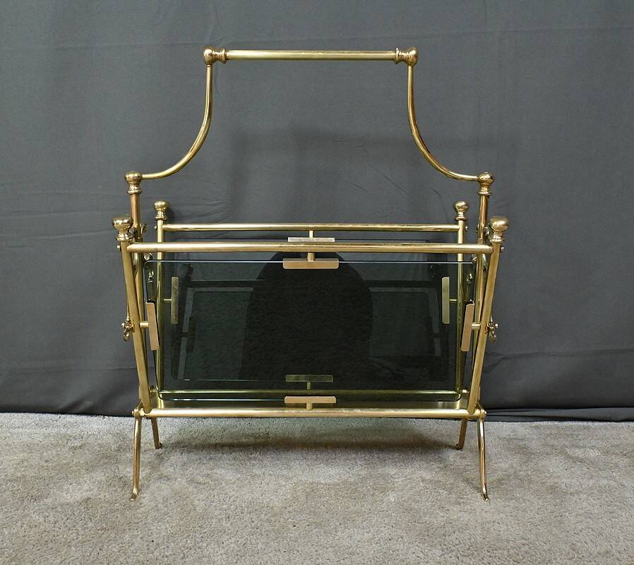 Magazine rack in brass and smoked glass, in the style of Maison Baguès – 1960