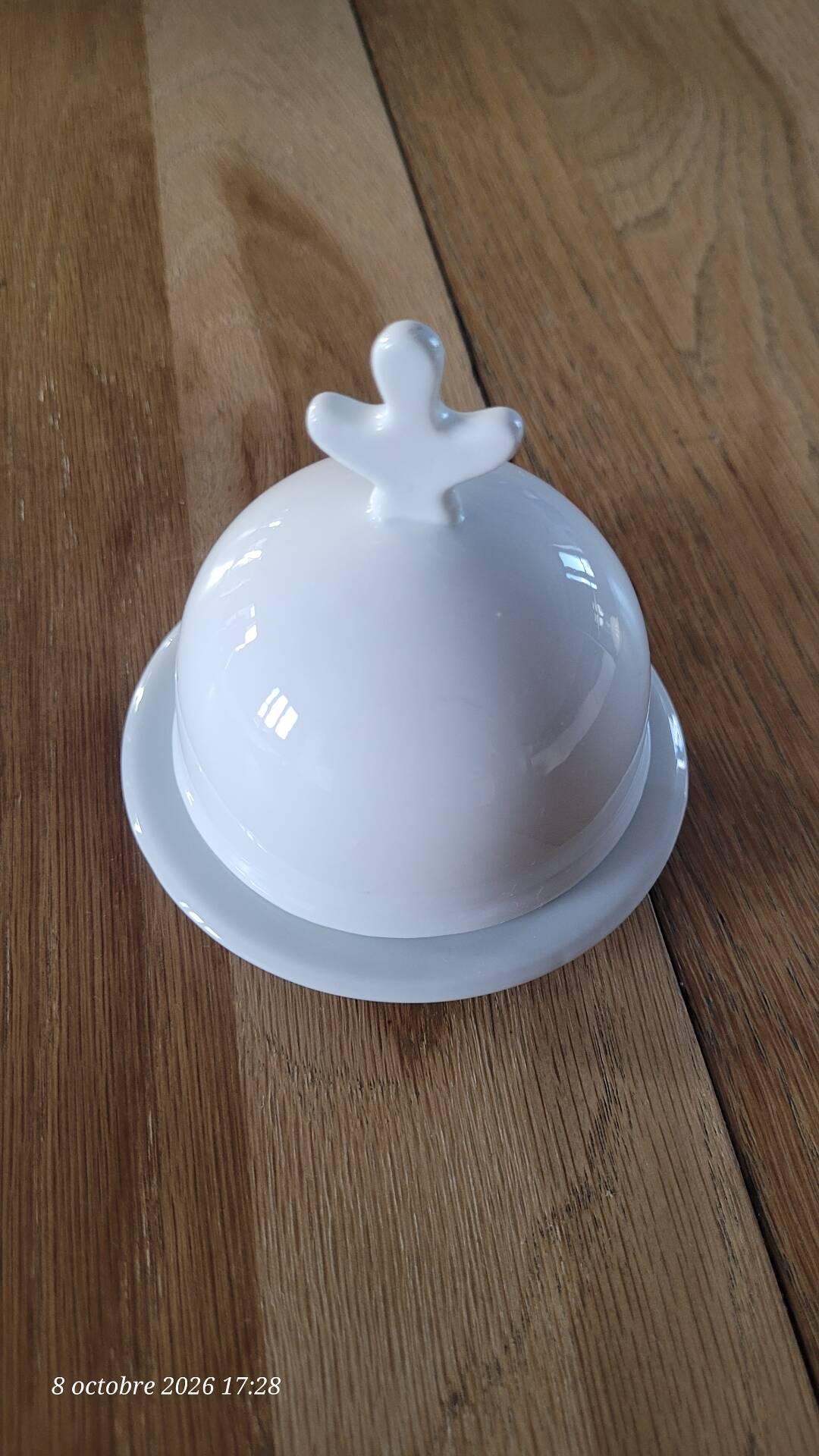Beurrier en porcelaine blanche avec sa cloche assortie