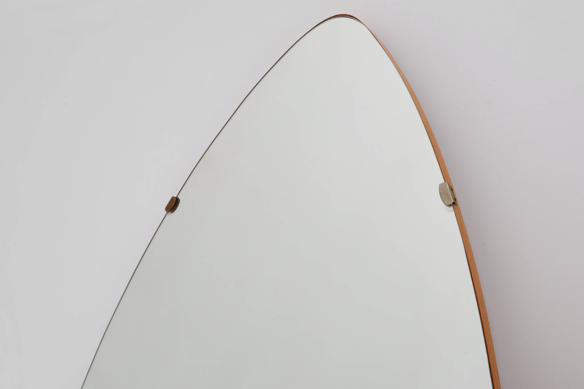 Miroir triangulaire organique vintage avec dos en bois, Belgique années 1960