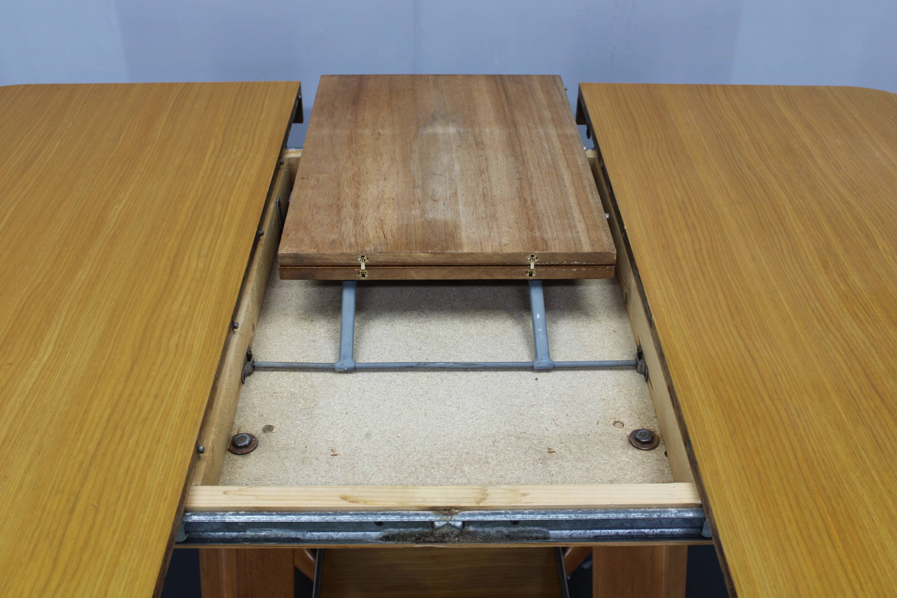 1970s Italian Extendable Dining Table in Maple Finish