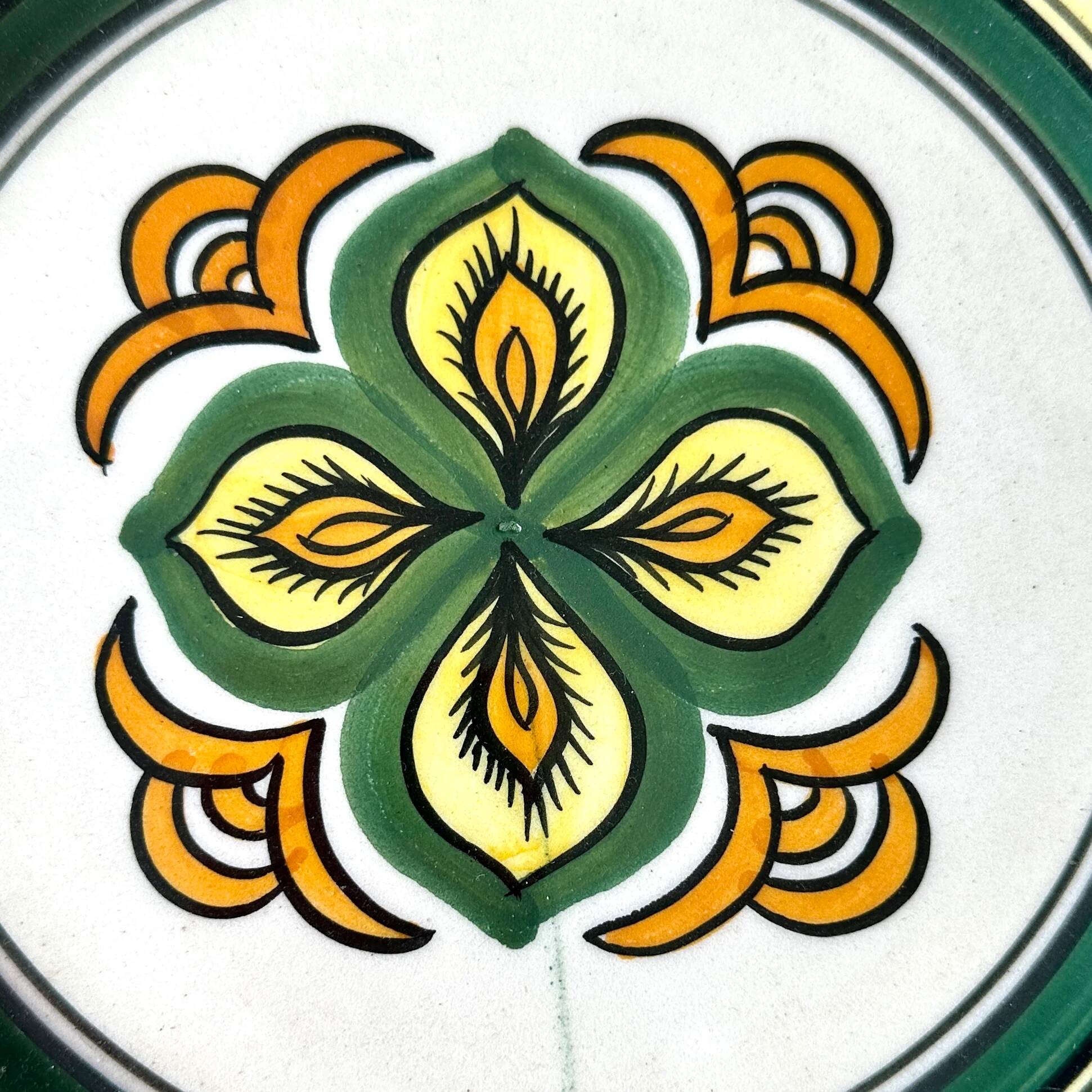 Henriot Quimper Breton earthenware plate – green-yellow-orange geometric pattern – Ø 24 cm