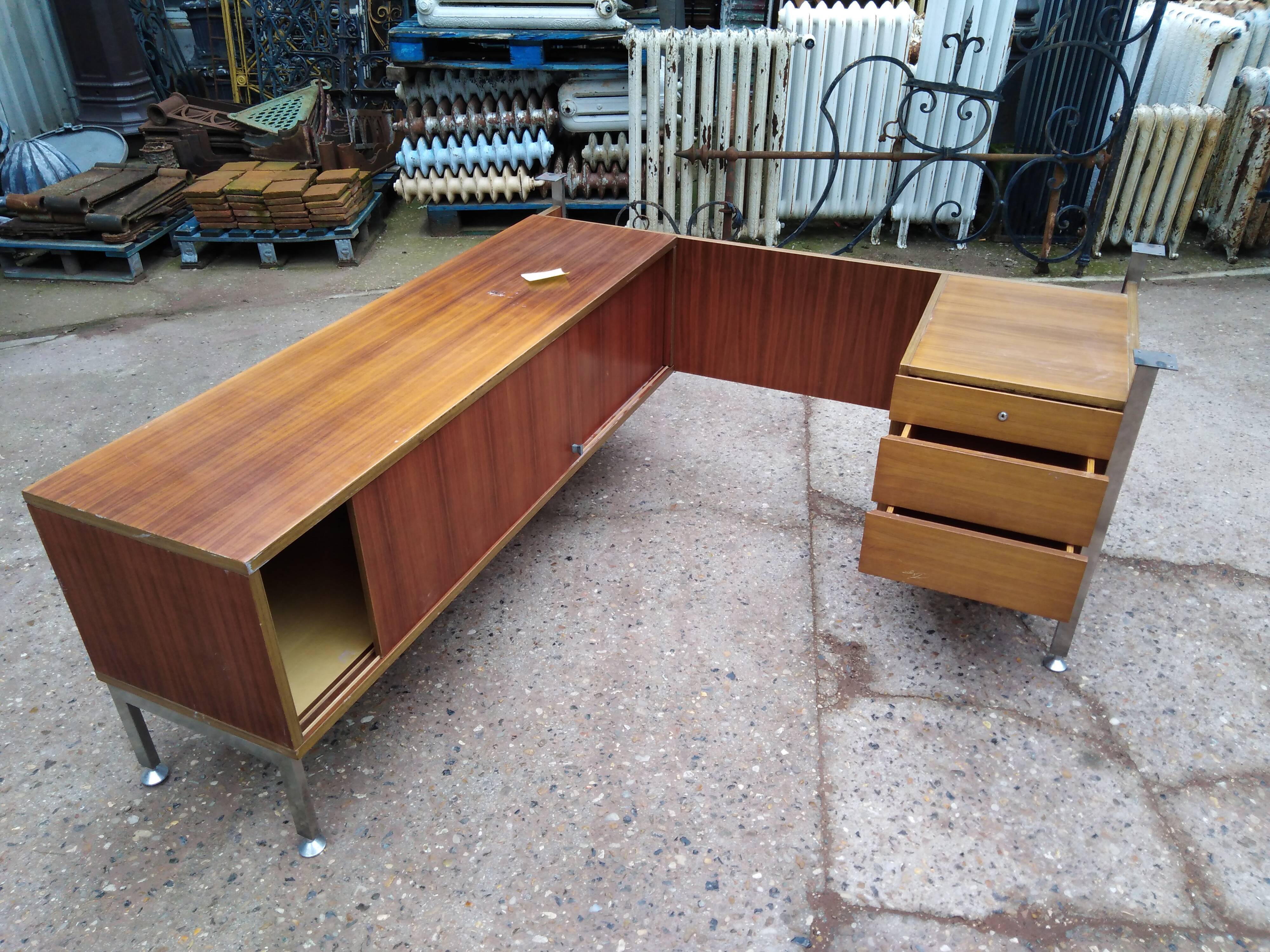 Grand Bureau design 1970 with return. light wood and chrome pietement