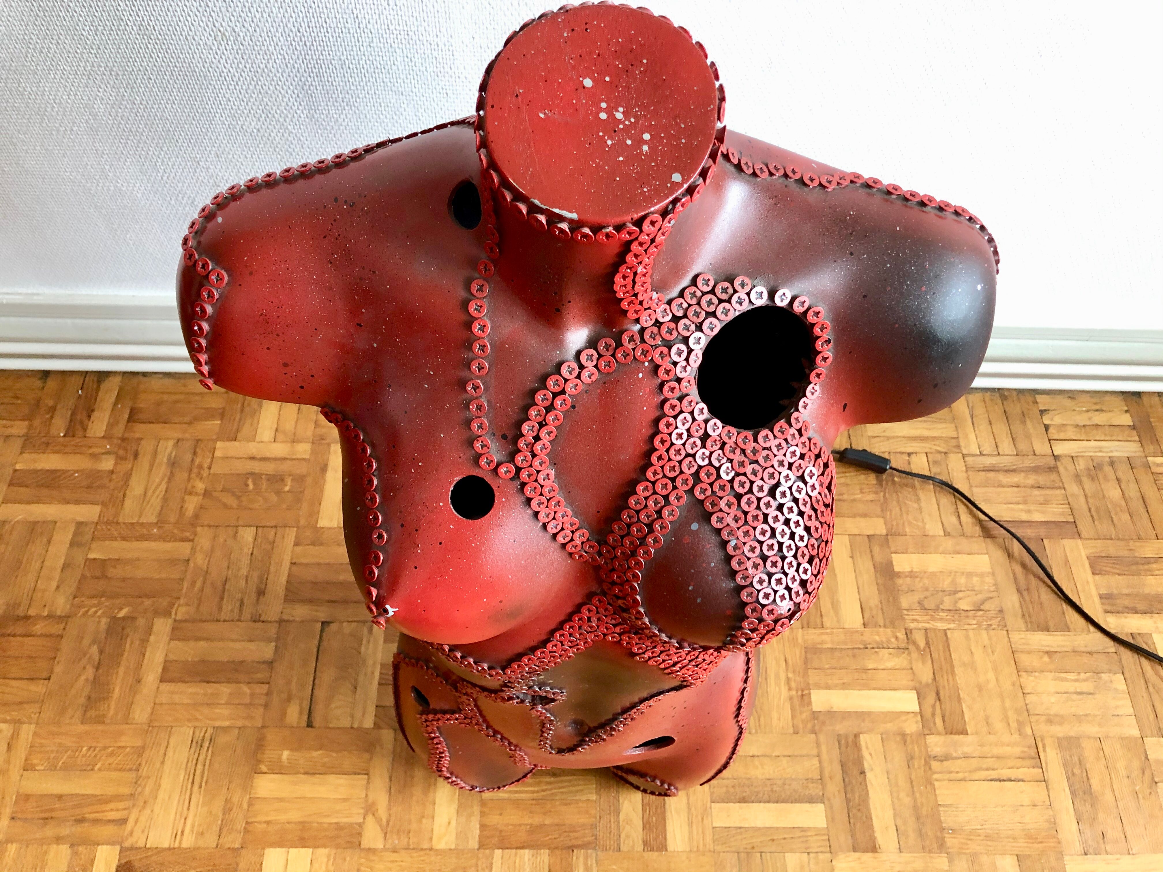 Red bust parquet lamp