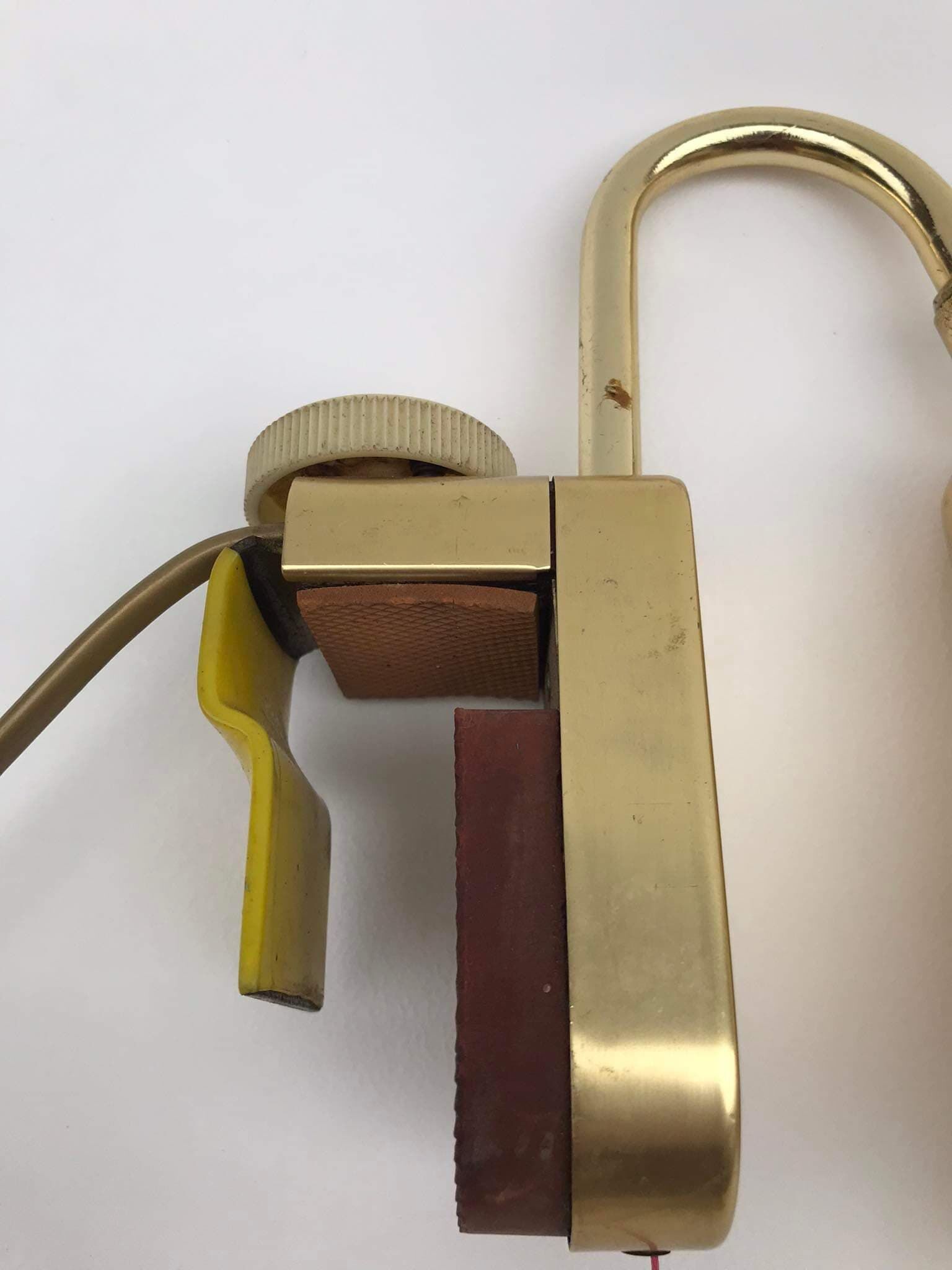 Paire de lampes de chevet dorées, attachées au lit, années 1970, Erco