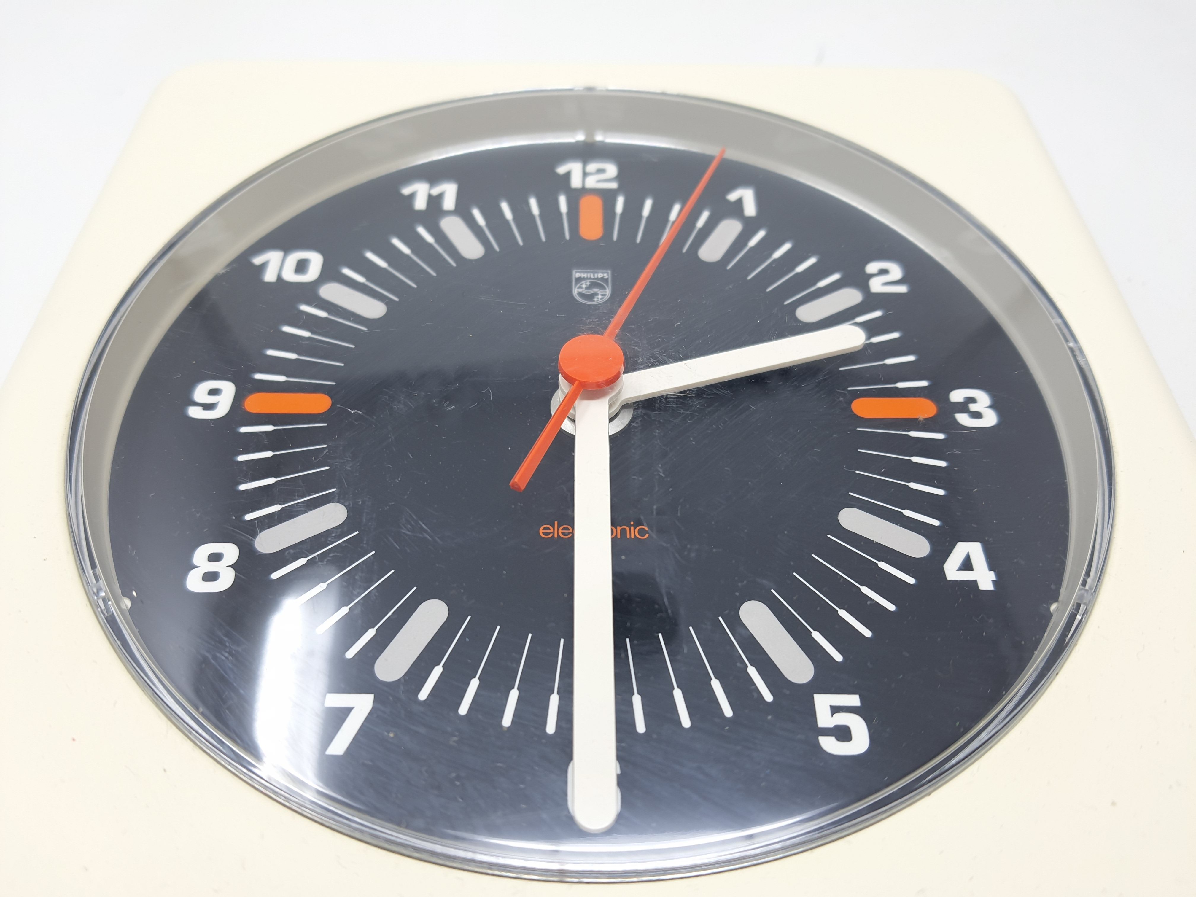 Philips electronic square clock type HR5470 year 60