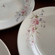 Ensemble de 6 assiettes creuses et 1 plat en terre de fer polychrome Choisy-le-Roi