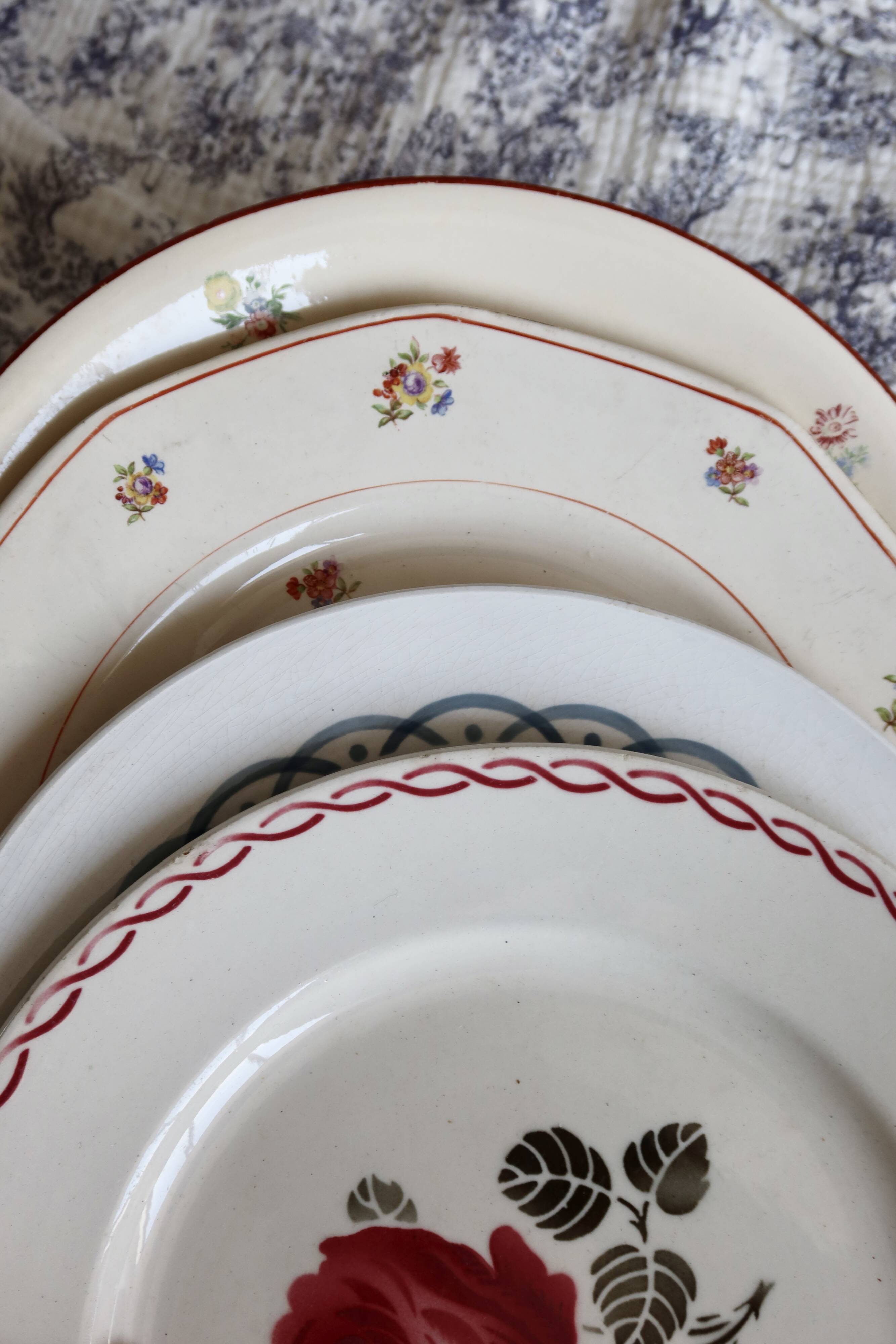 4 mismatched vintage flat plates with floral pattern - Lot Rosa