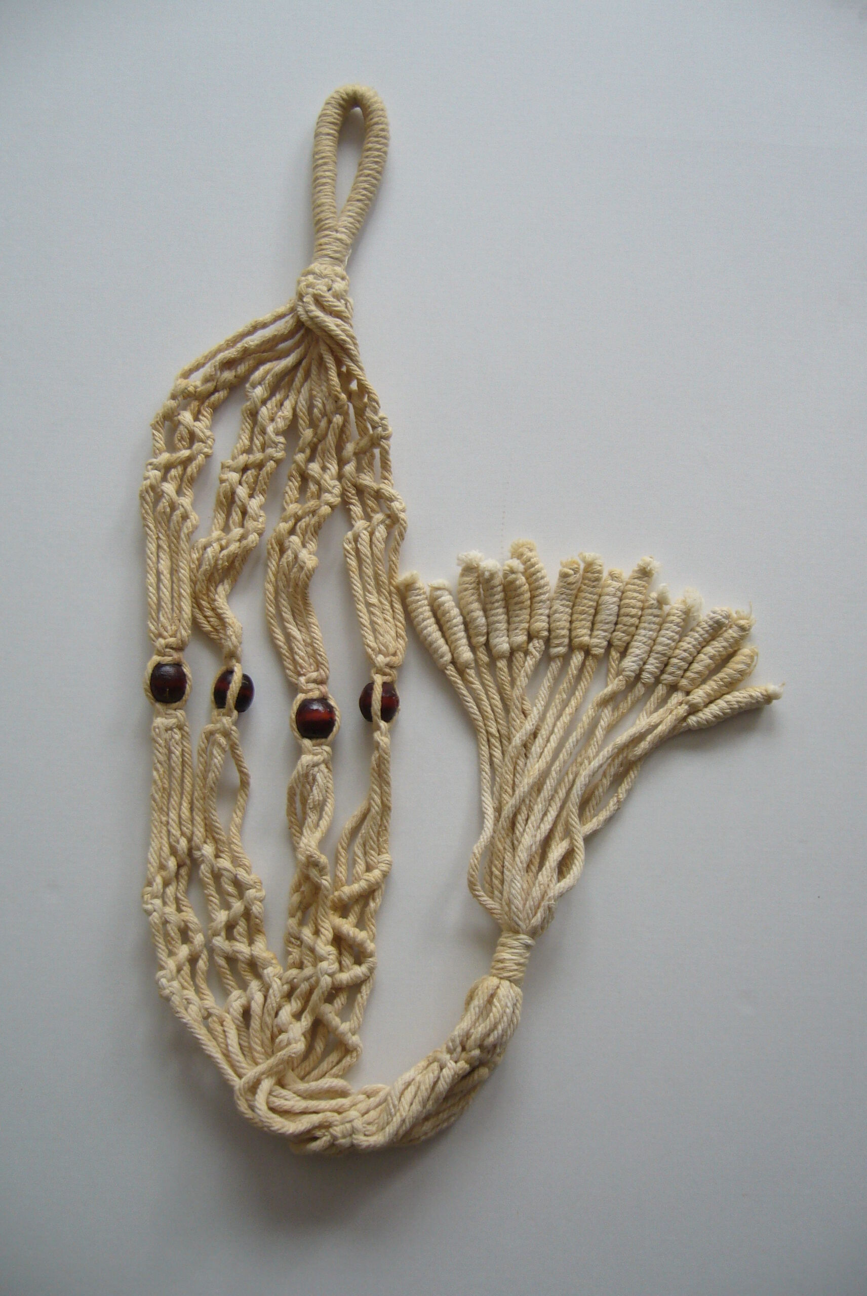 Plant carrier suspension macramé wood beads