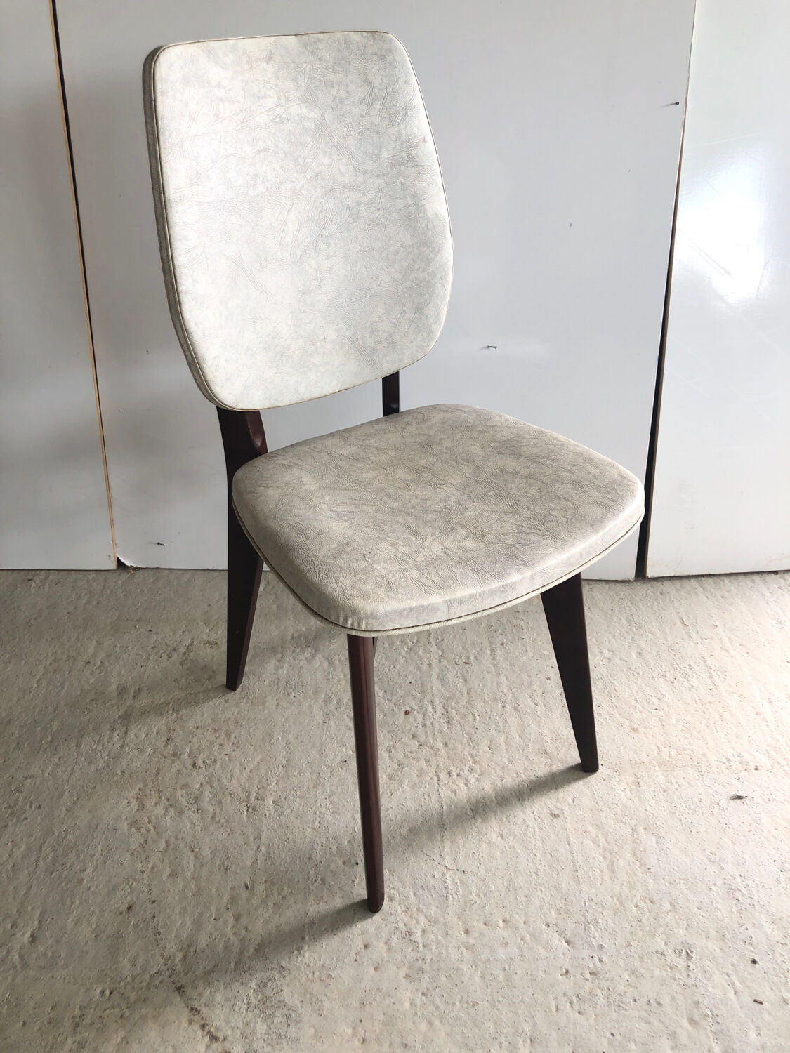 Chaise bois et skaï blanc vintage