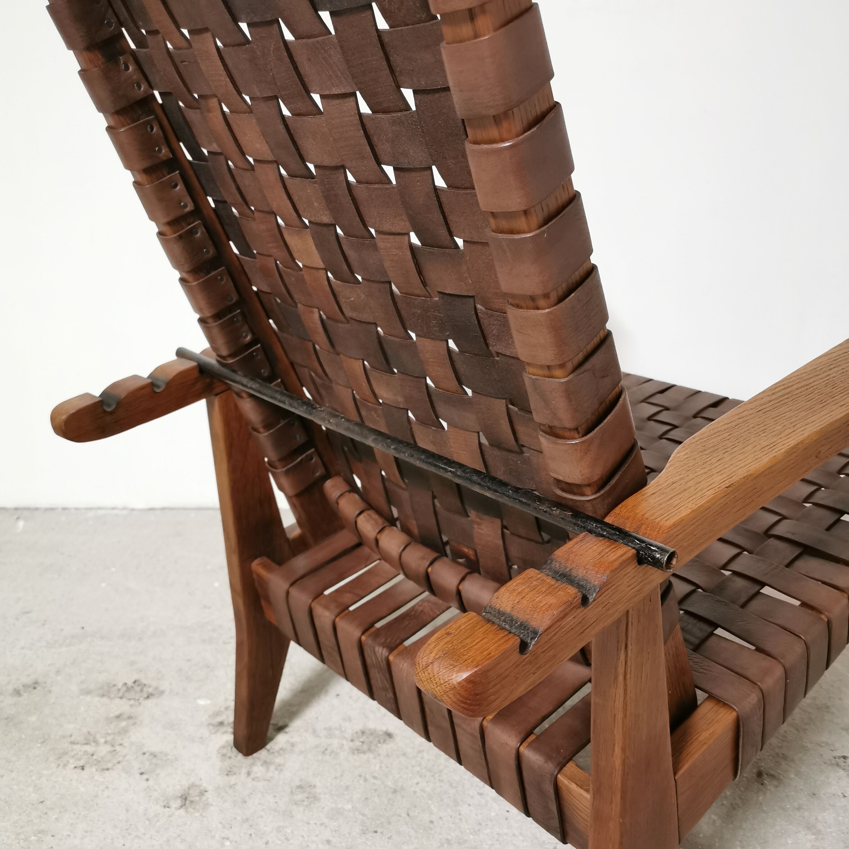 Fauteuil reconstruction en chêne et cuir, 1950