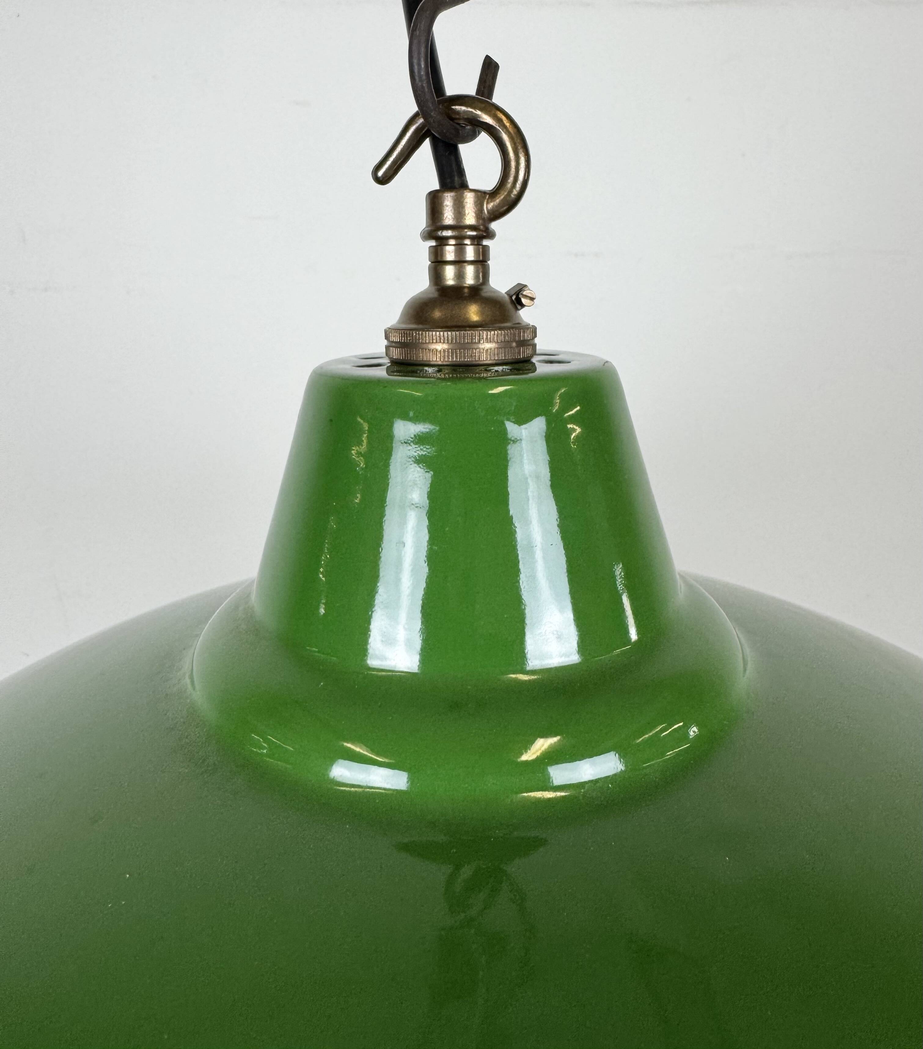 Suspension industrielle en émail vert britannique, années 1960