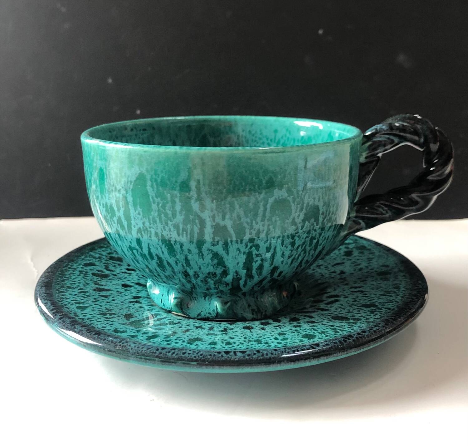 Tasse et soucoupe par Marius Giuge à Vallauris