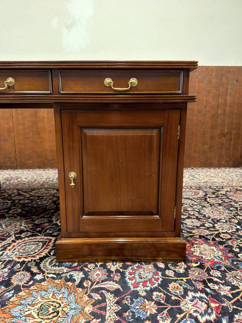 Large English Chesterfield Desk Partnerdesk