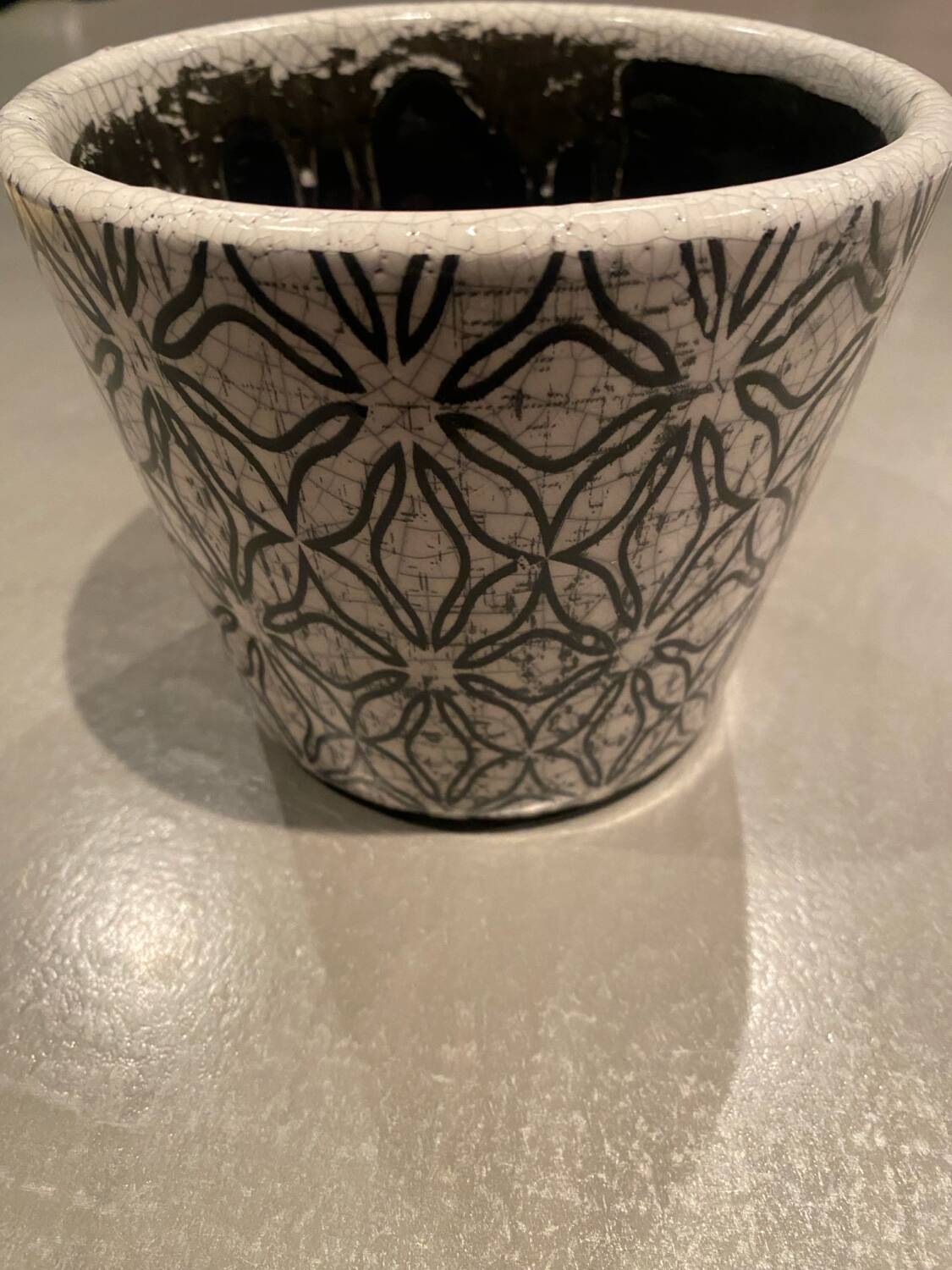 Enamelled earthenware pot