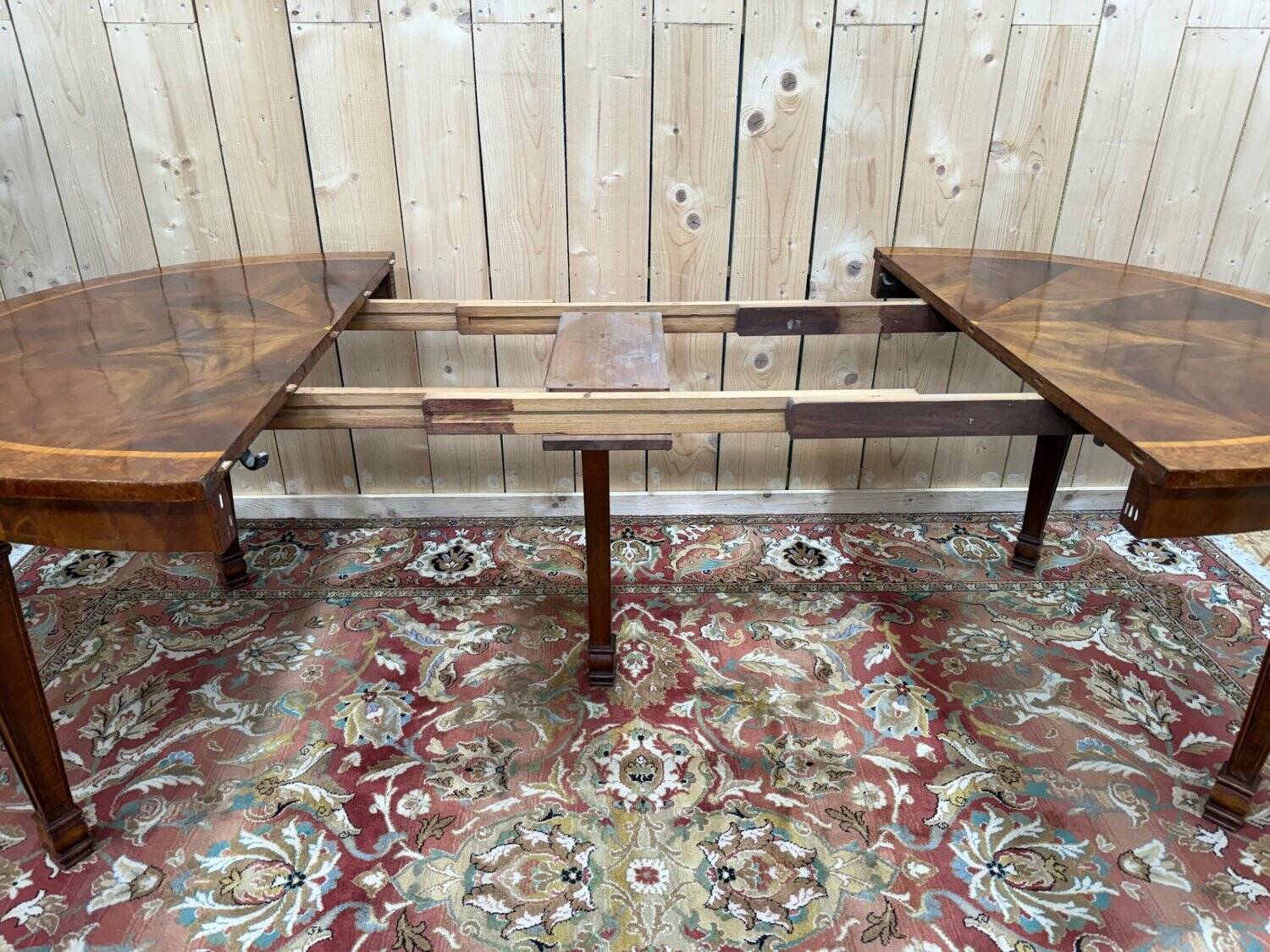 Extendable oval table in Louis XVI style – Walnut and Burl Marquetry