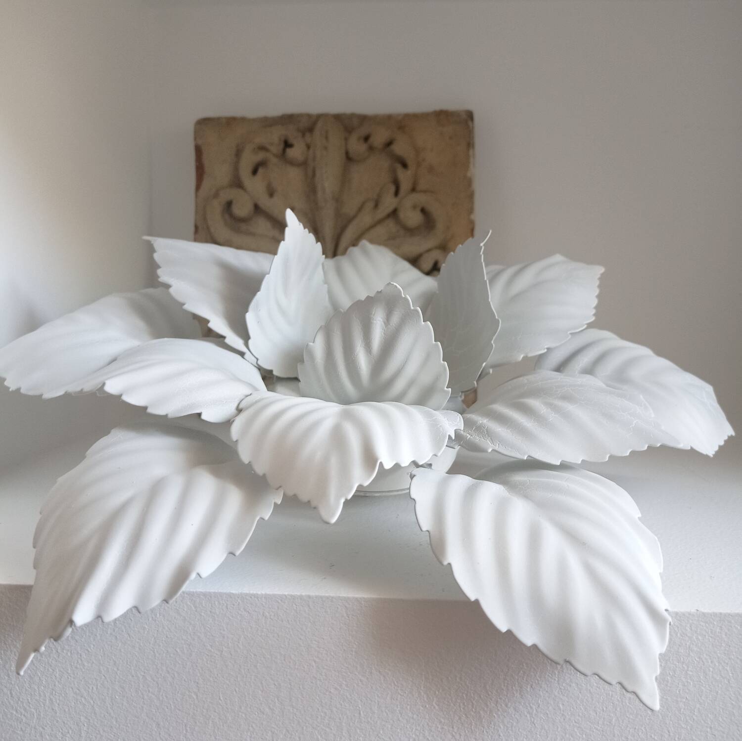 Leaf-shaped metal wall light