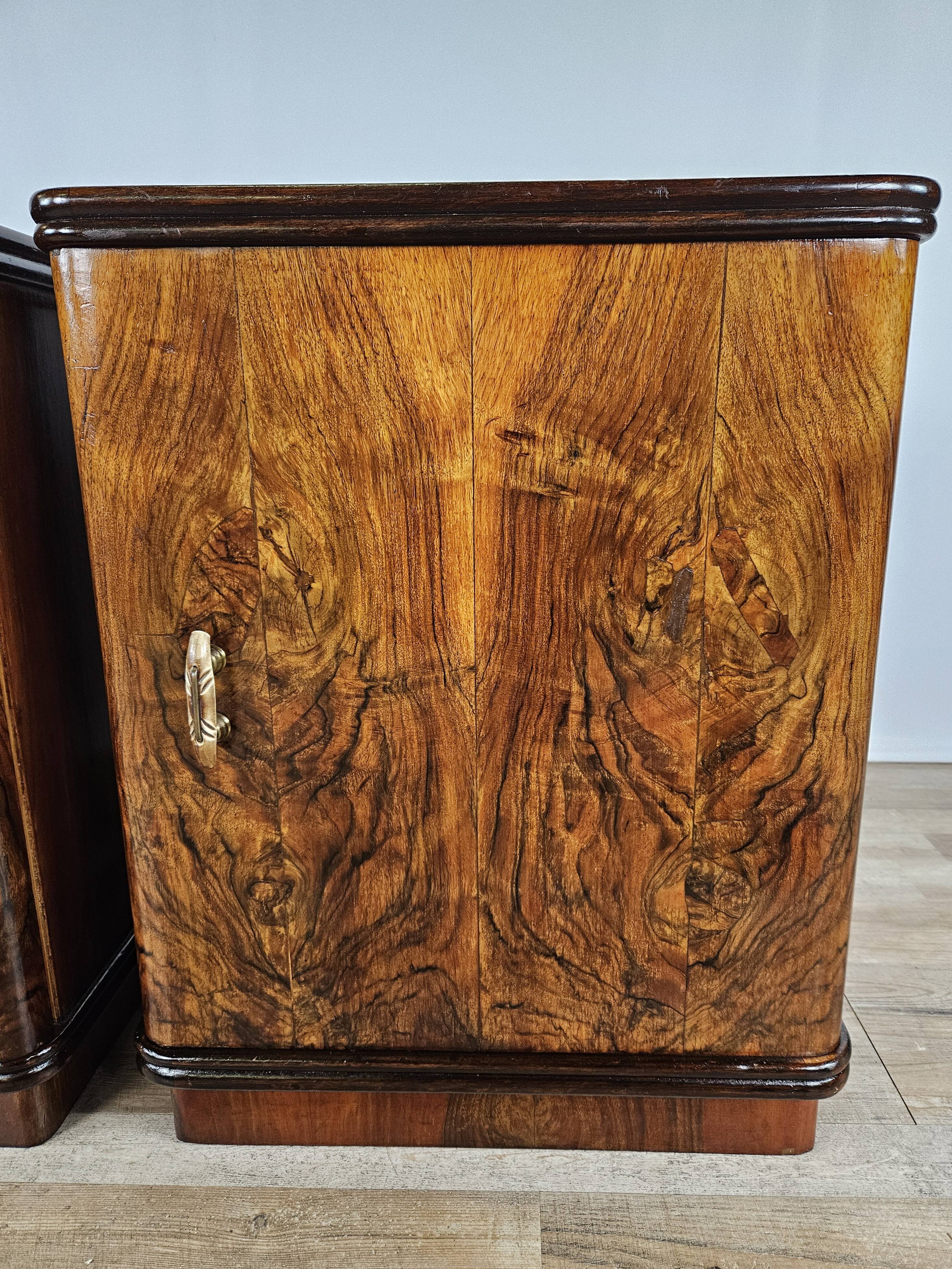 1940 Art Decò nightstands in walnut with door and shelf