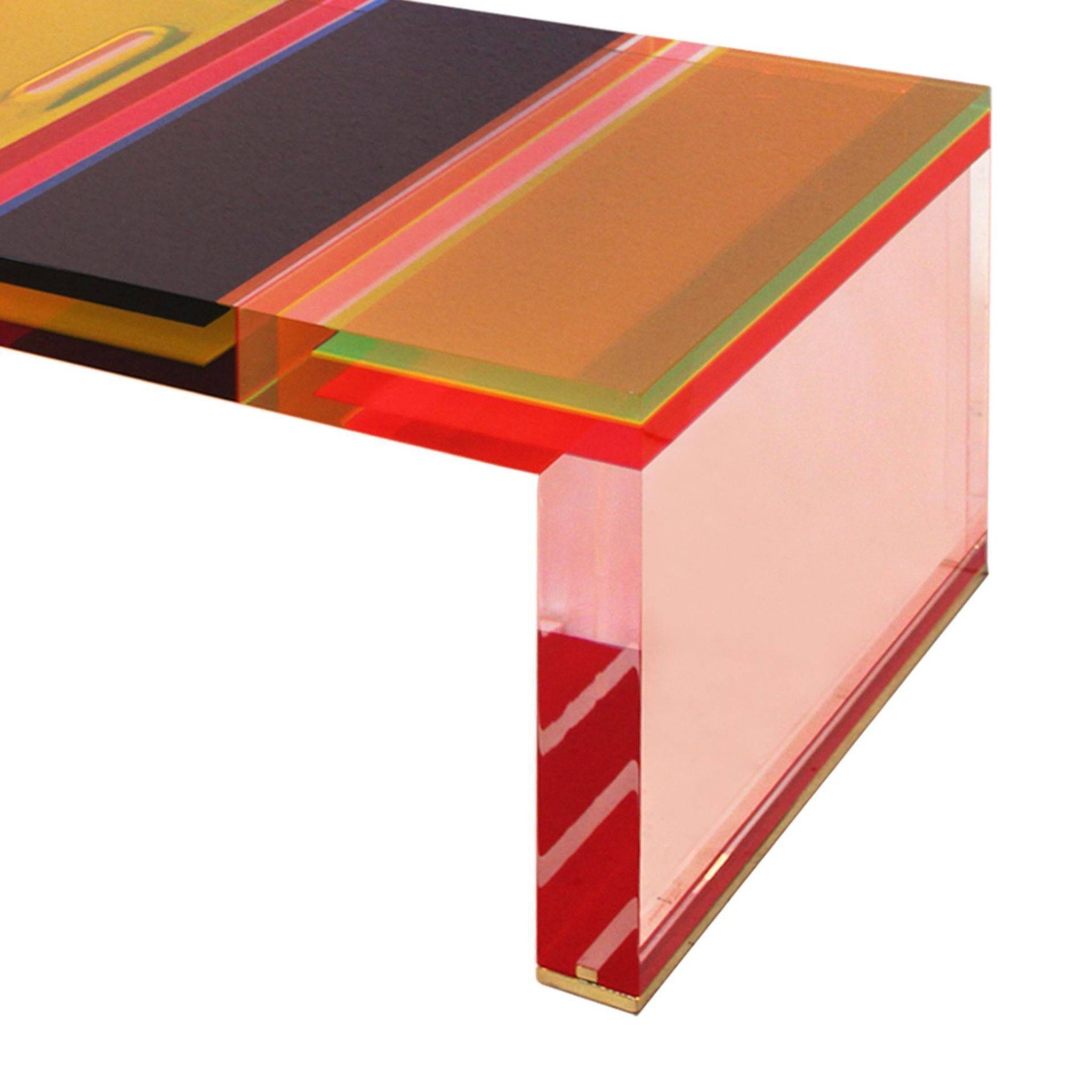 Table basse italienne en plexiglas multicolore et pieds en laiton Studio Superego.