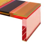 Table basse italienne en plexiglas multicolore et pieds en laiton Studio Superego.