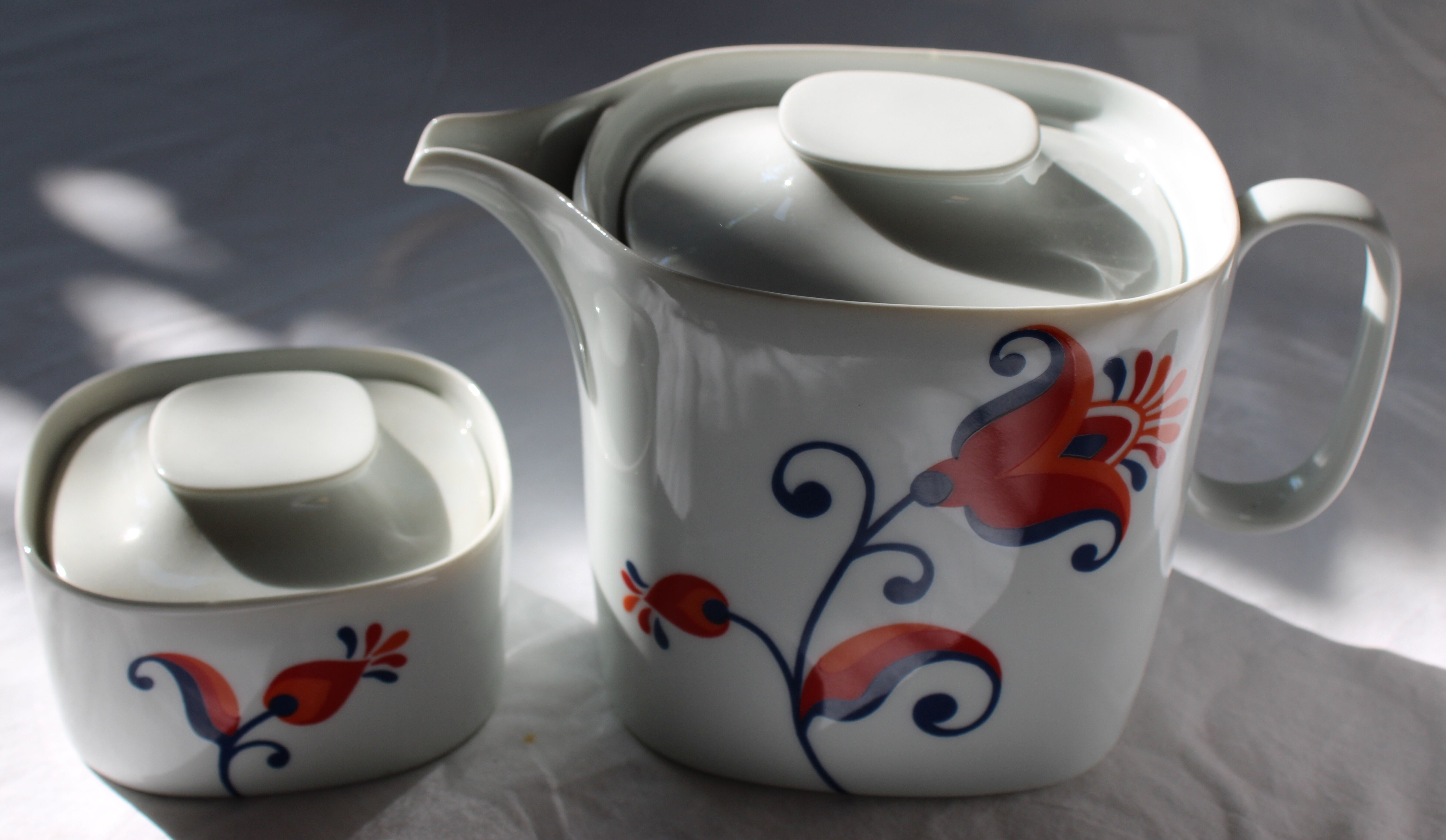 Swiss teapot and sugar bowl set Langenthal Transition