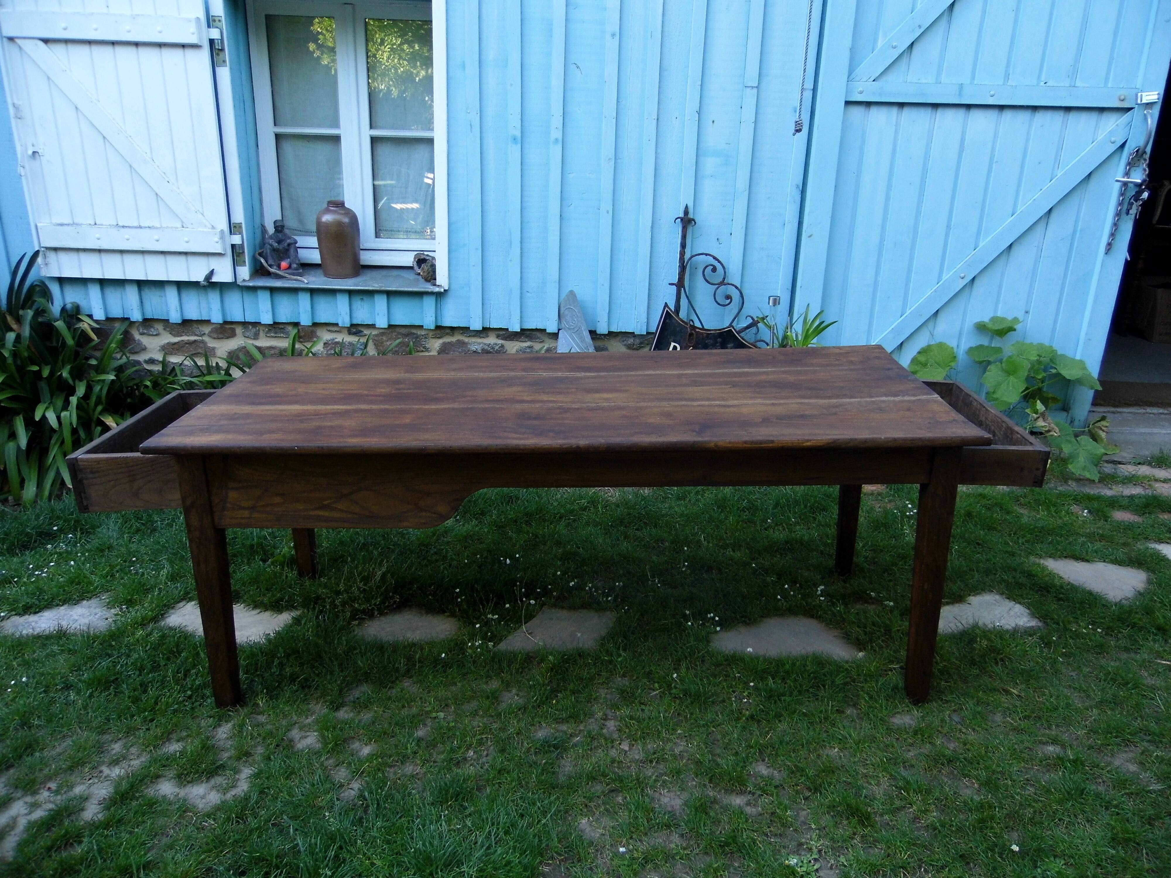 Farmhouse table and its two benches, chestnut, early 20th century