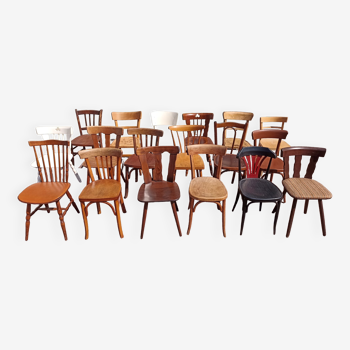 Lot de 18 chaises de bistrot en bois dépareillées - vintage