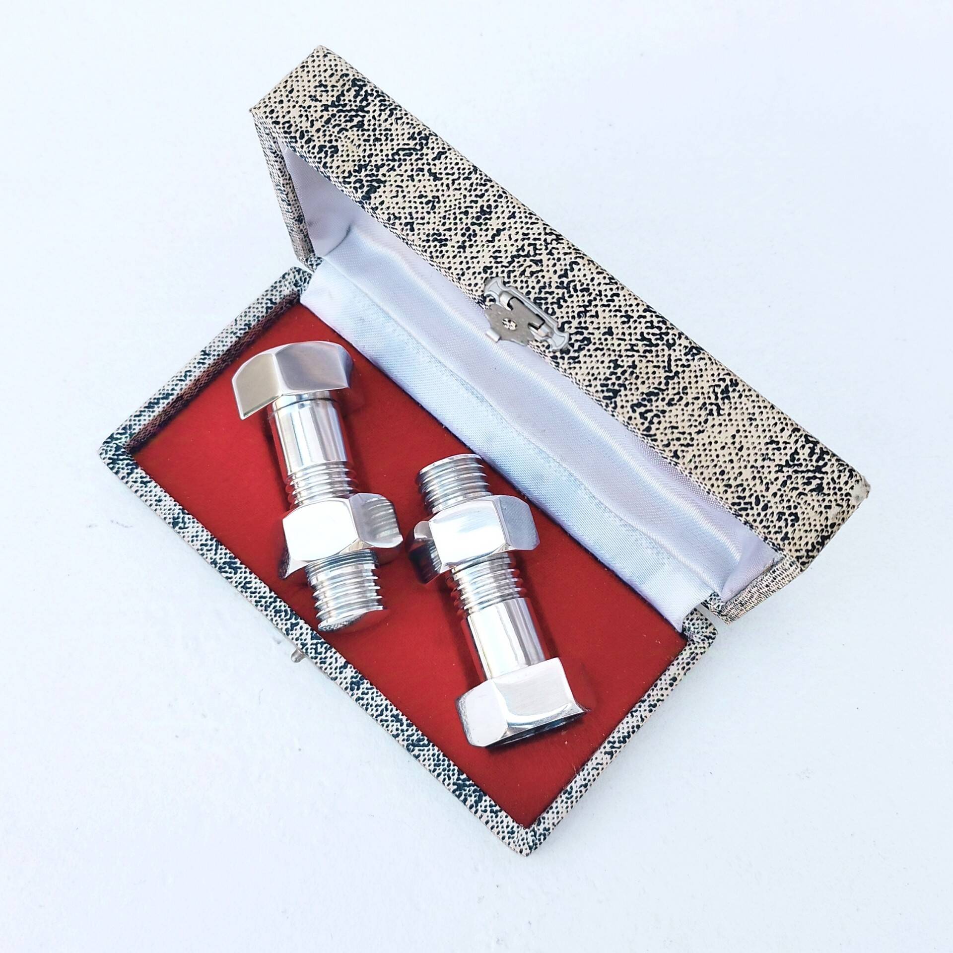Salt shaker pepper mill silver metal bolt. vintage