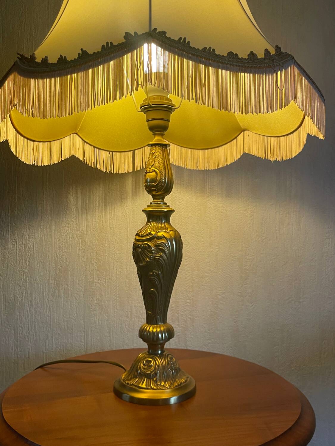 Lot of a guéridon and a gilded bronze lamp.