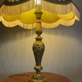 Lot of a guéridon and a gilded bronze lamp.