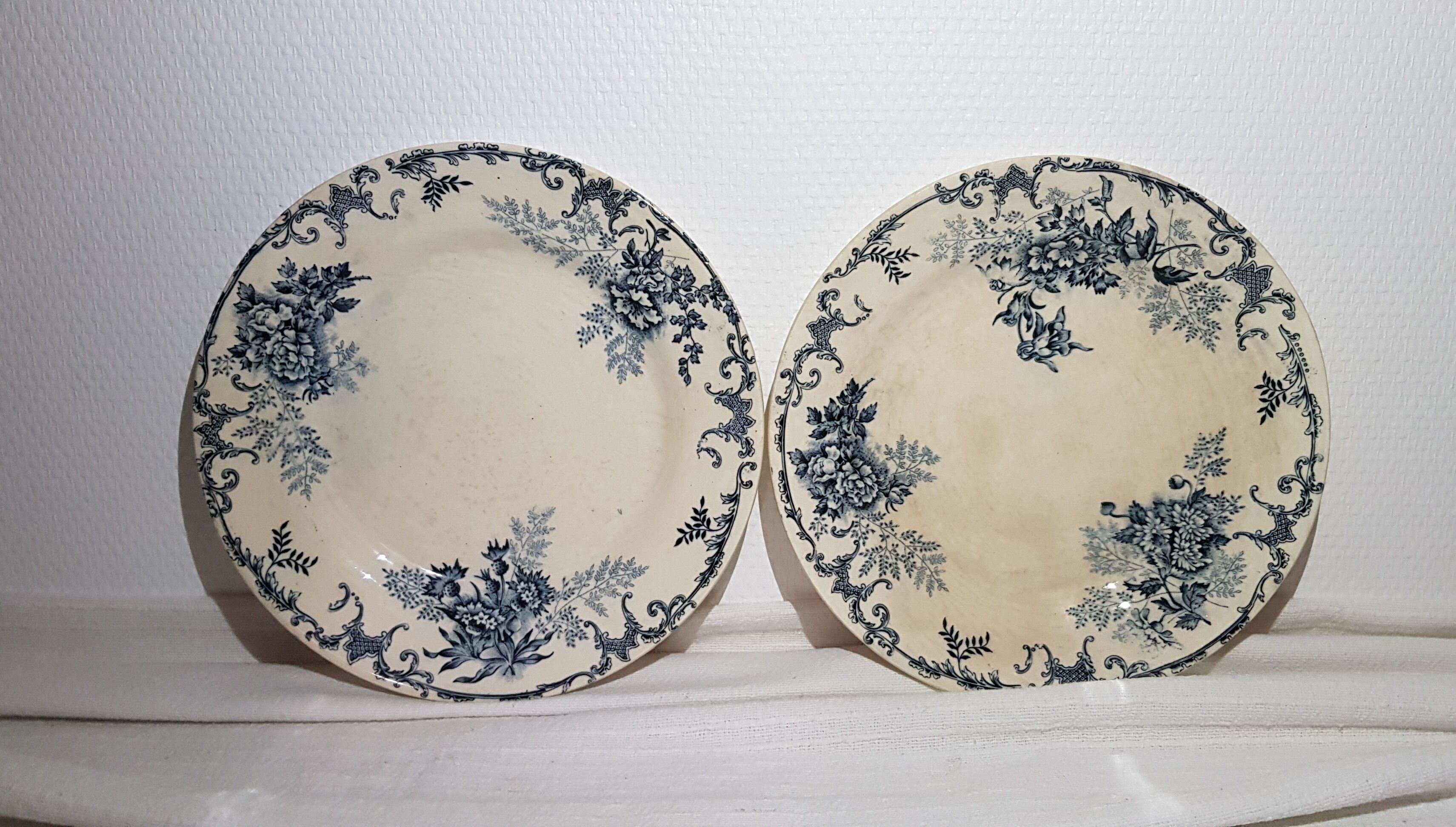 Set of 6 flat earthenware plates from Choisy le Roi model Floreal, iron earth.