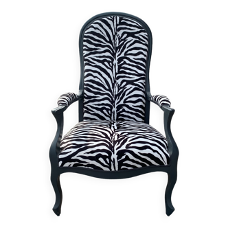 Fauteuil Voltaire tapissé avec tissu motif zebre