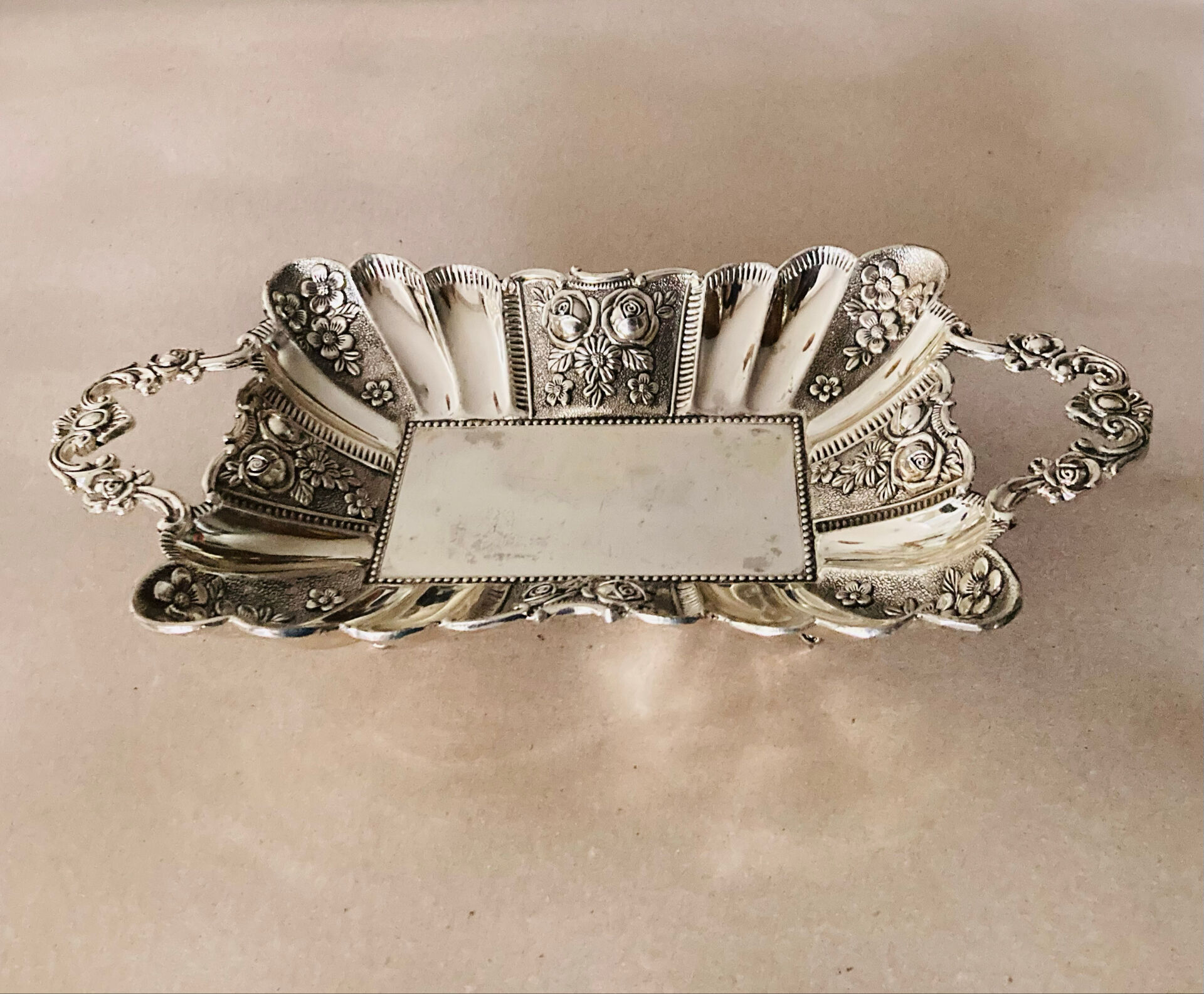 St Louis XV style letter tray, empty pocket, 20th century, in repoussé metal.